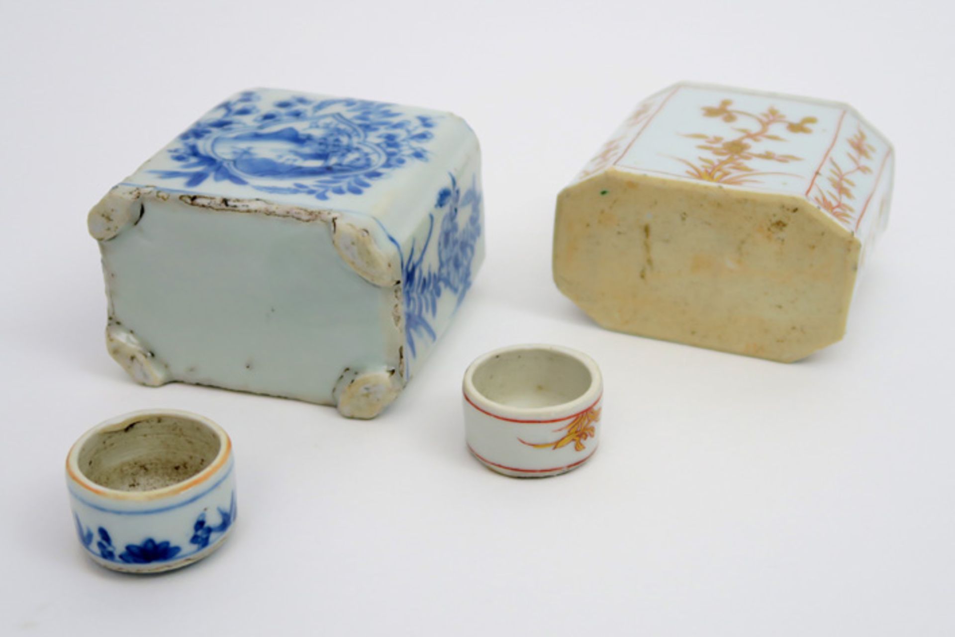 two 18th Cent. Chinese teacaddys in porcelain with flower decor , one in blue-white and one in - Image 4 of 5