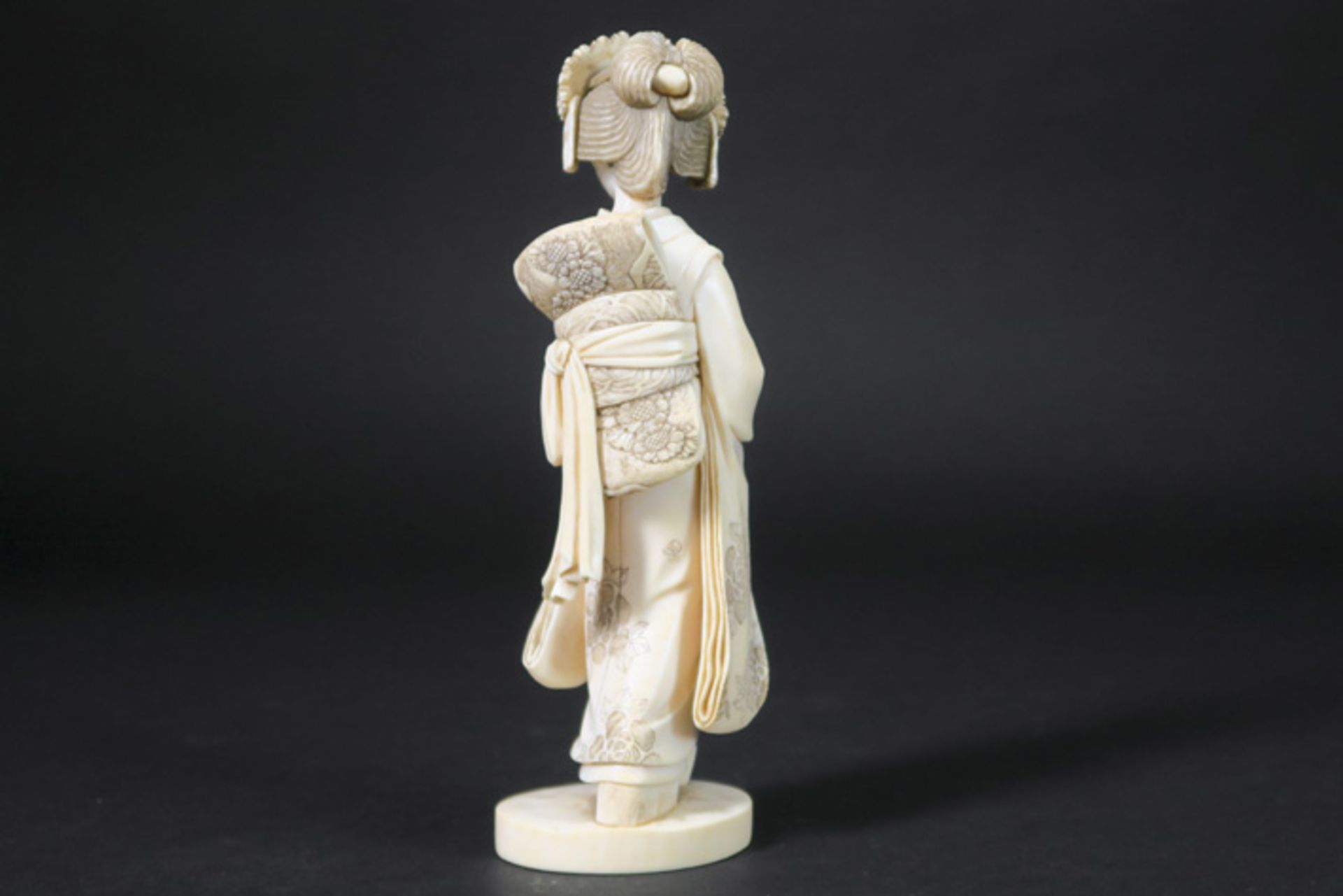 antique marked Japanese "Geisha" sculpture in ivory Antieke gemerkte Japanse sculptuur in ivoor : " - Image 2 of 4