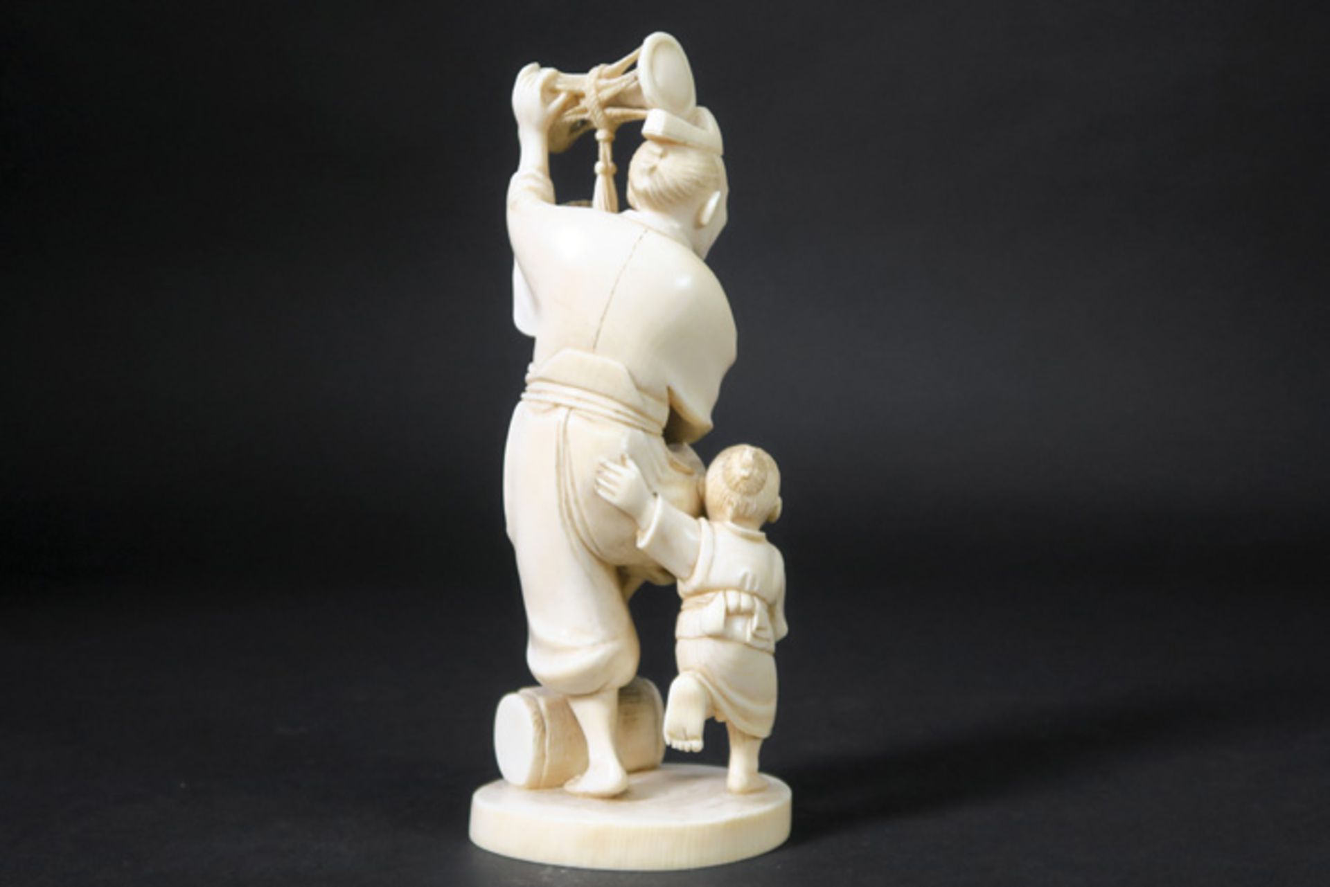 antique Chinese "man with child" sculpture in ivory Antieke Chinese sculptuur in ivoor : "Man met - Image 2 of 3