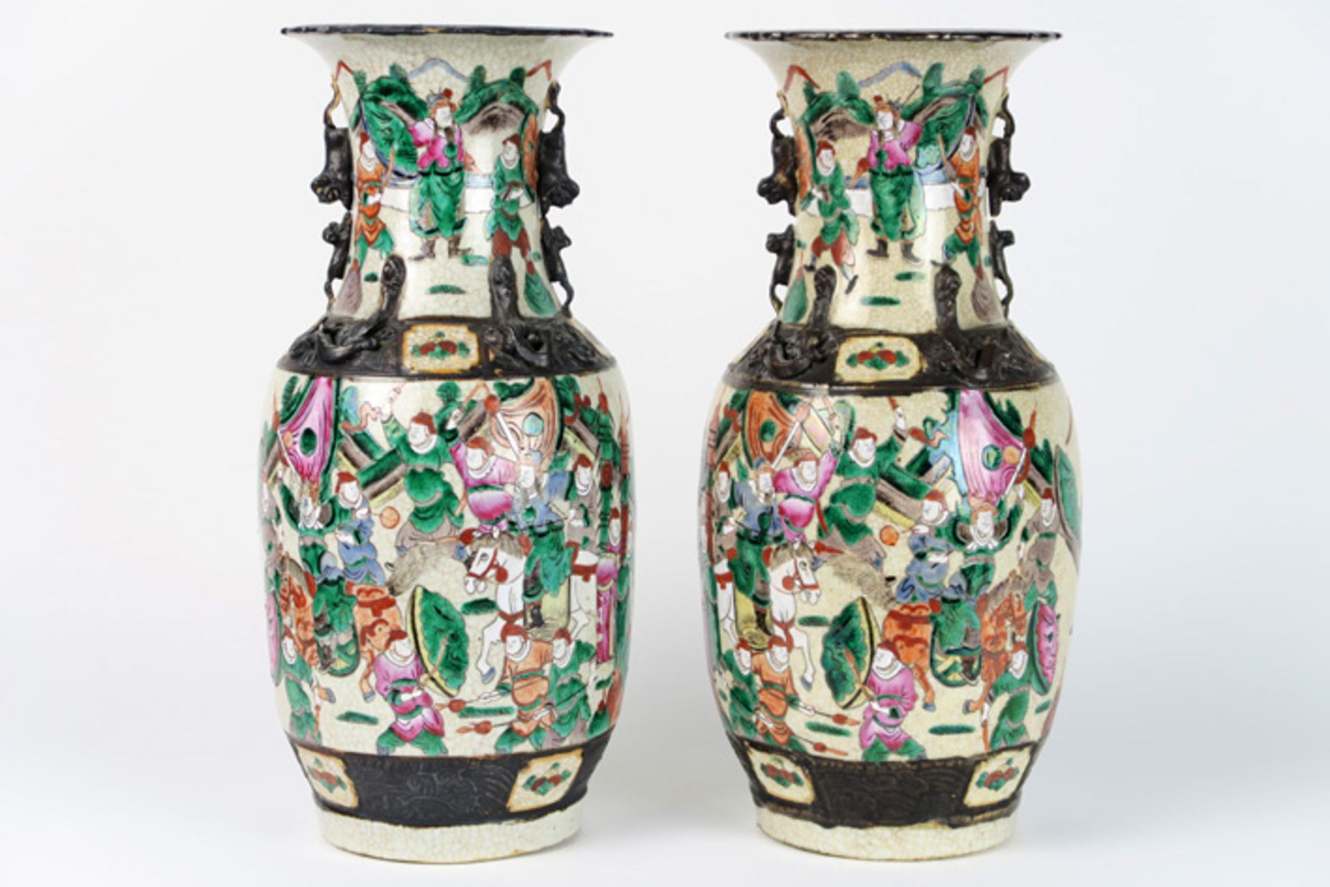 pair of antique Chinese vases in Nankin porcelain with polychrome decor Paar antieke Chinese vazen