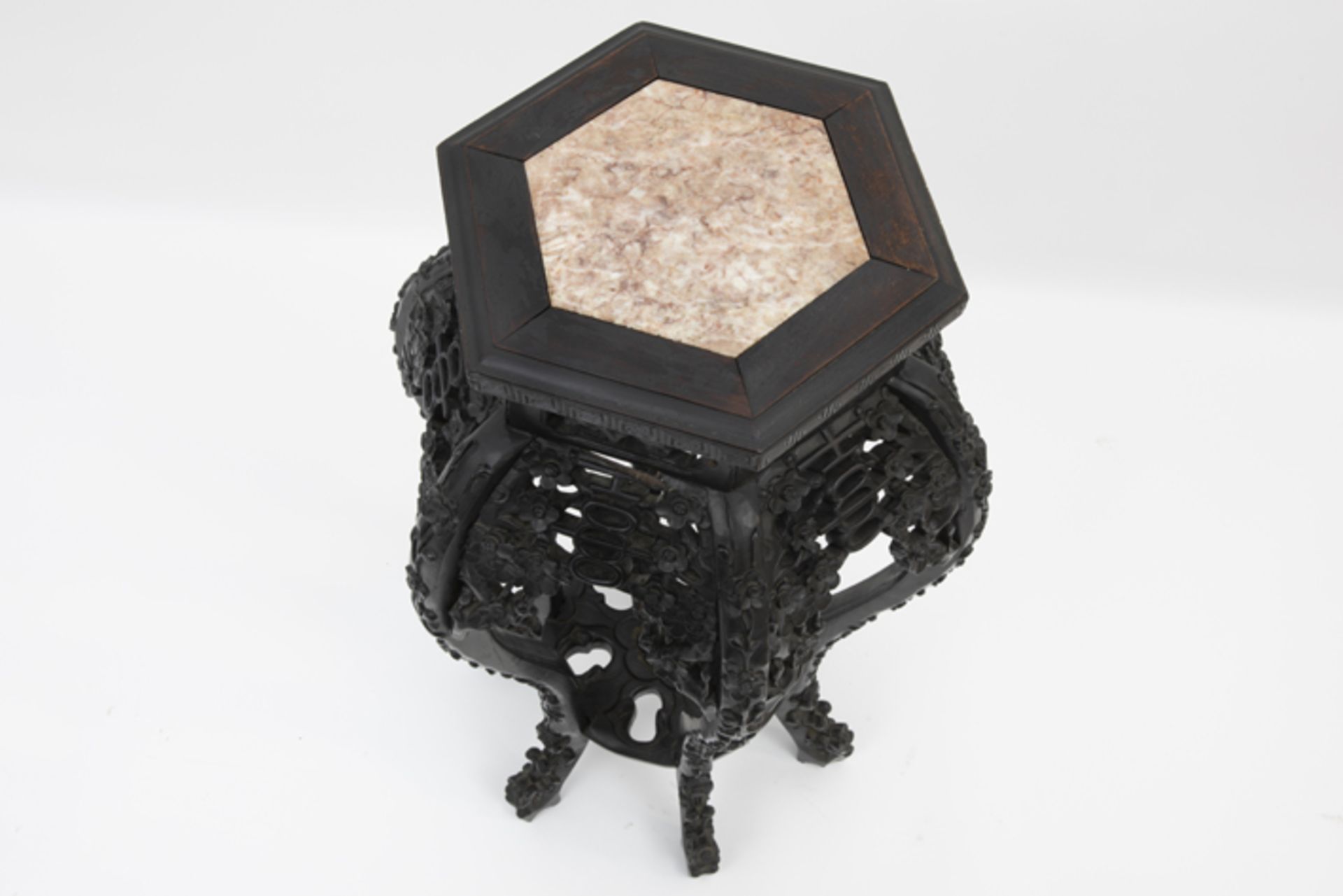 antique Chinese pedestal in carved wood with marble top Antieke Chinese piedestalle/bijzettafel in - Image 2 of 2