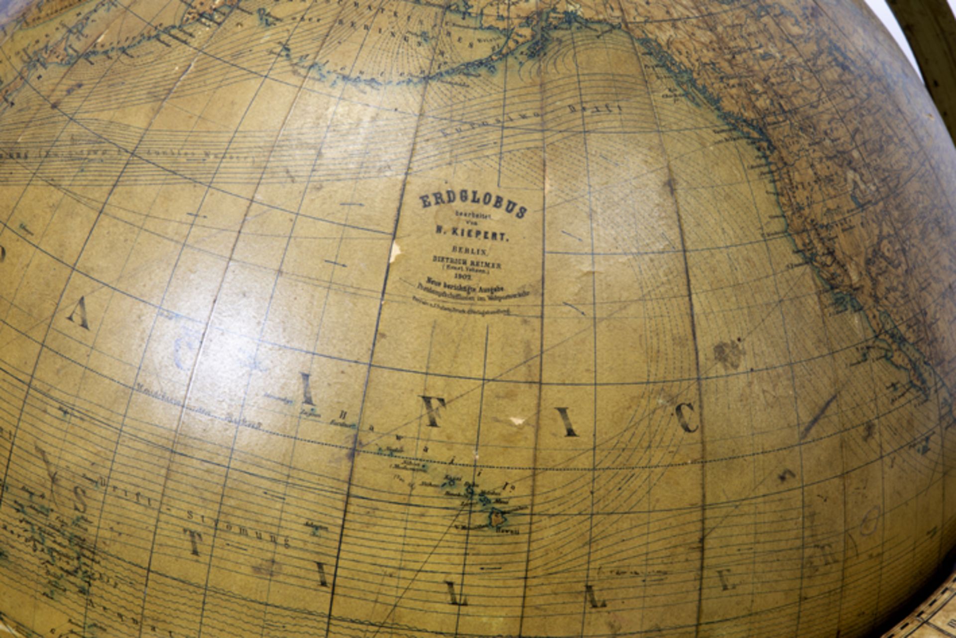 decorative marked "Columbus Erdglobus" globe with a map designed by Heinrich Kiefert - in stand - Image 3 of 6