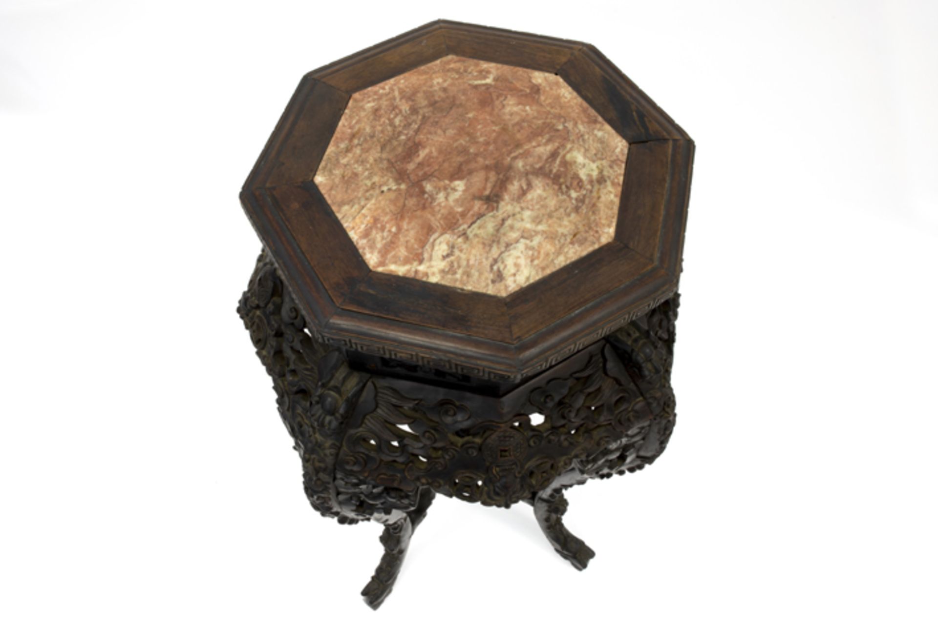 antique Chinese pedestal in carved wood with marble top Antieke Chinese piedestalle/bijzettafel in - Image 2 of 2