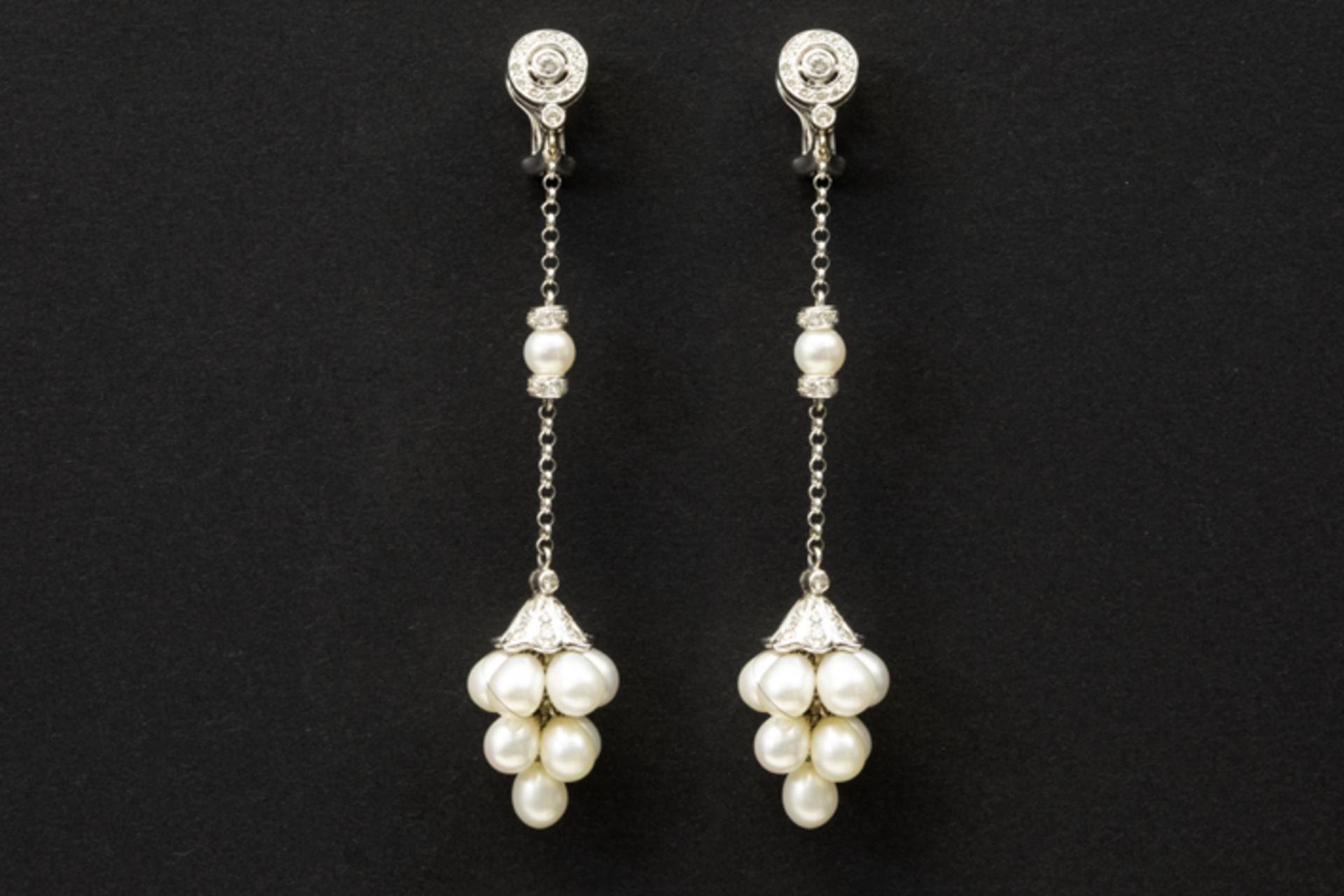 pair of earrings in white gold (18 carat) with white pearls an at least 1 carat of high quality