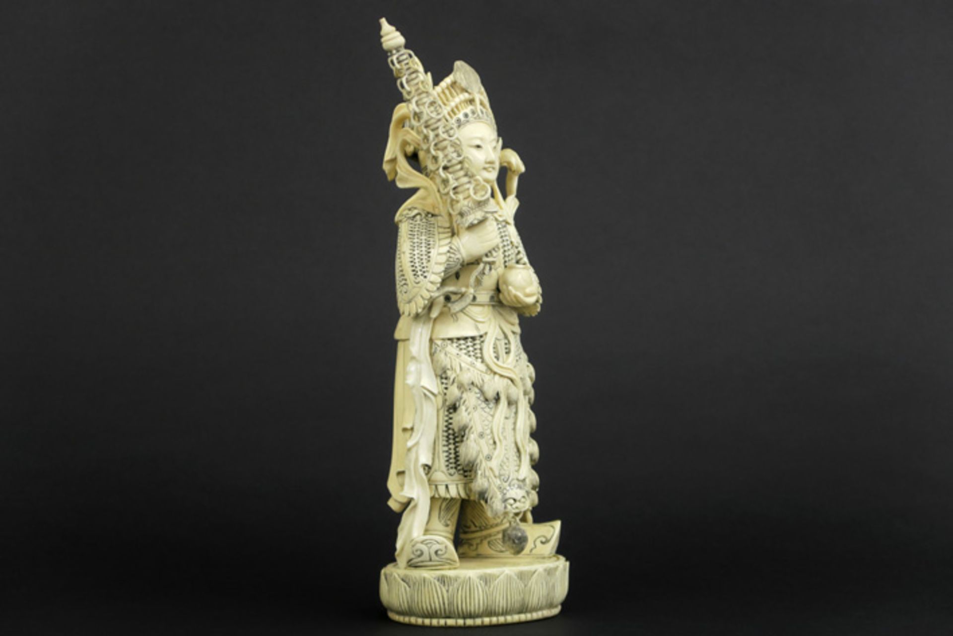 old Chinese "warrior" sculpture in ivory Oude Chinese sculptuur in ivoor : "Krijger in vol ornaat - Image 2 of 5