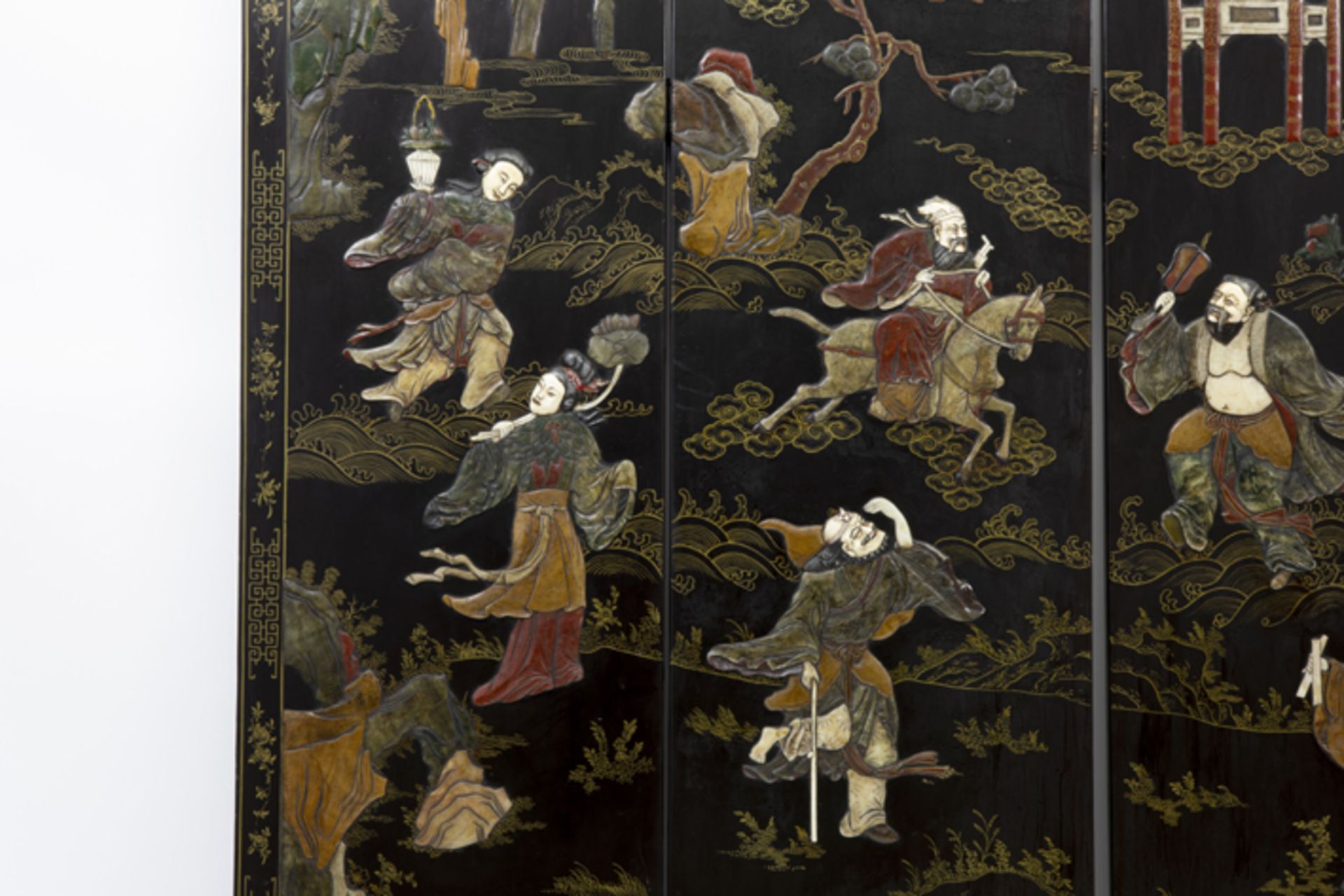Chinese screen with four lacquered panels inlaid with jade and ivory Mooie Chinese paravent met vier - Image 2 of 4