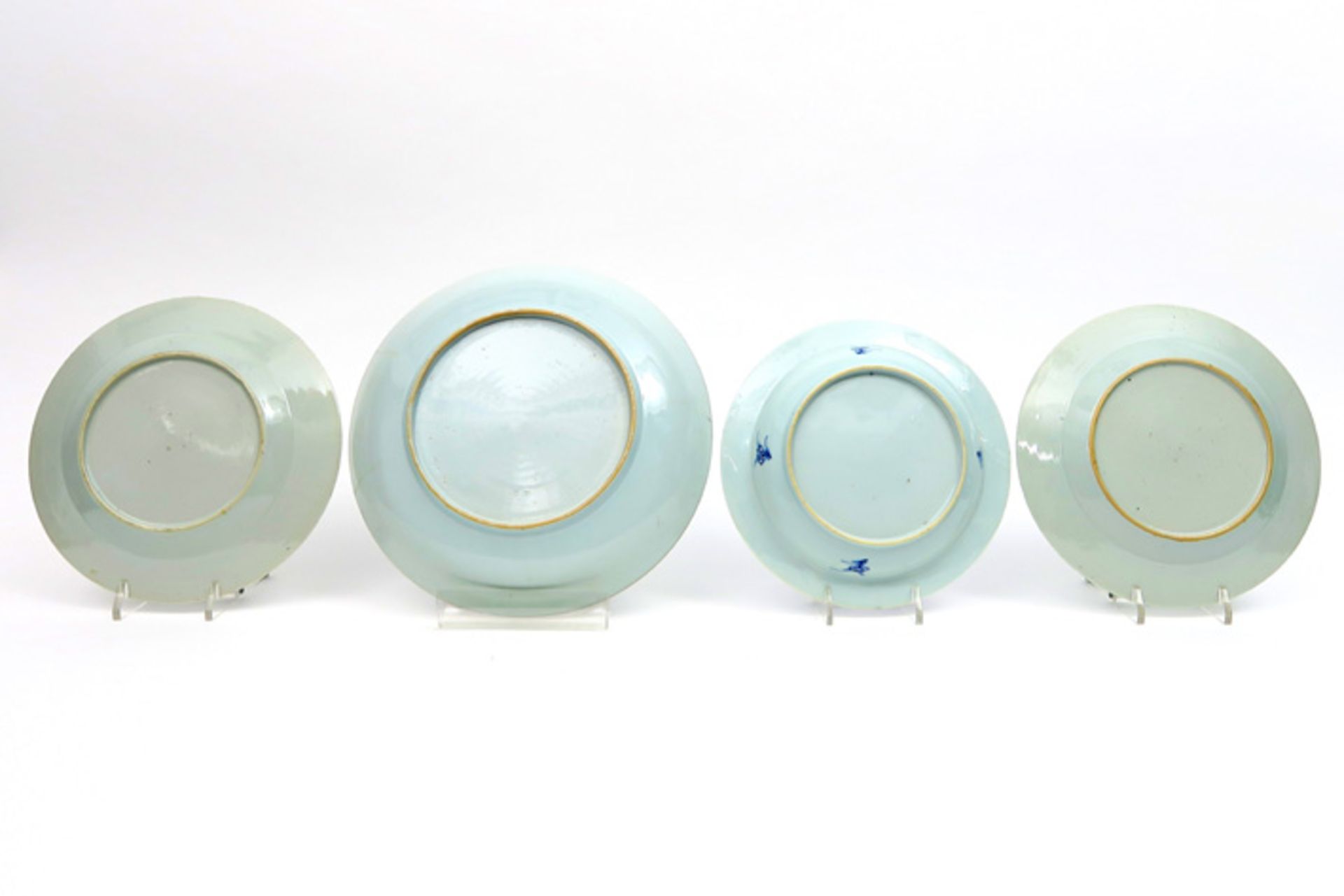 four 18th Cent. Chinese plates in porcelain with blue-white decor Lot van vier achttiende eeuwse - Image 2 of 2