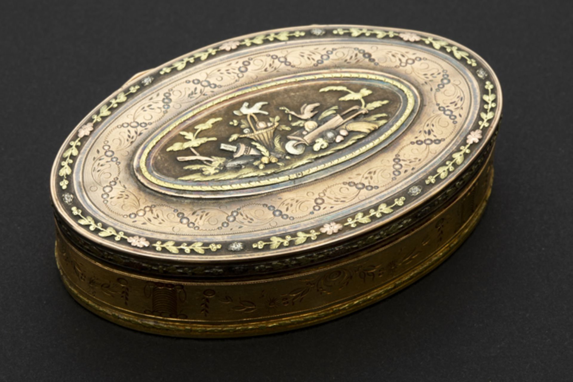 antique oval pill or snuff box in gold Antiek ovaal pillendoosje in goud met verschillende