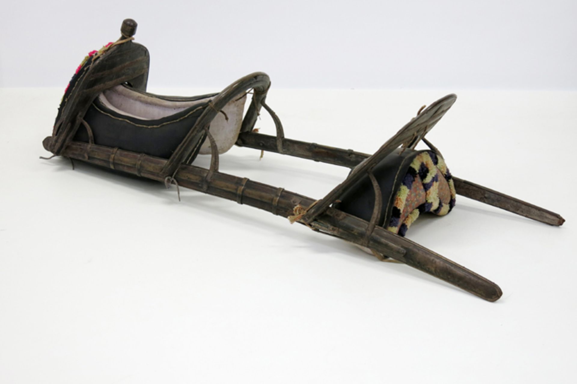 Indian Gujarat camel saddle from the 'Banjara' people in wood with brass INDIA/GUJARAT - Image 2 of 2