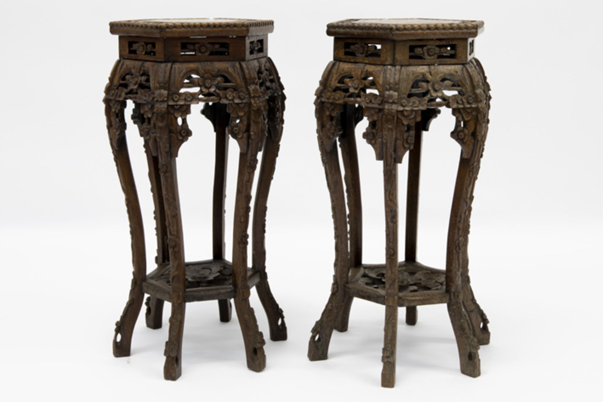 pair of antique Chinese pedestals in carved wood with marble top Paar antieke Chinese piedestalles/