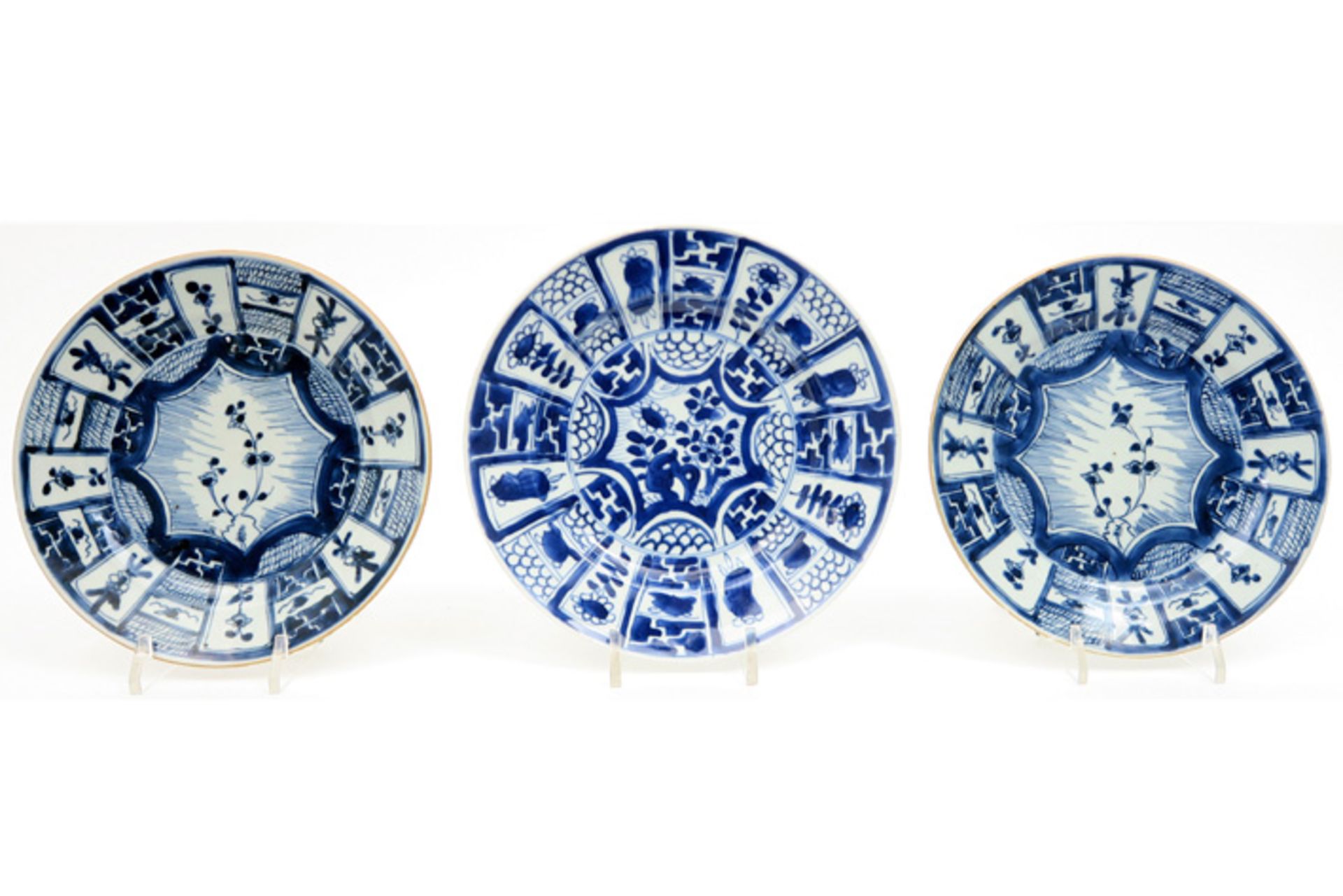 three 18th Cent. Chinese plates (two are a pair) in porcelain with blue-white decor Lot van drie