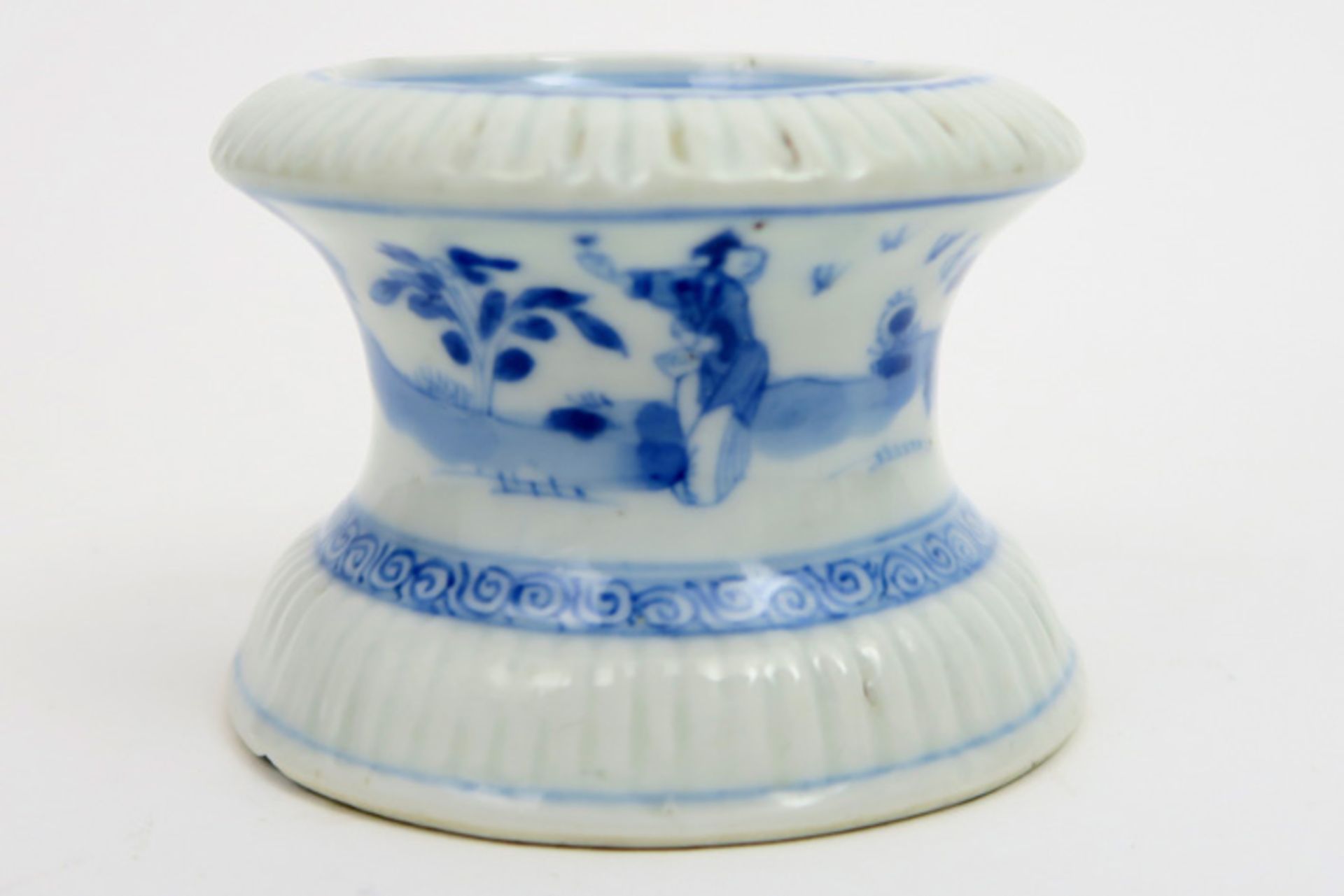 18th Cent. Chinese salt cellar in porcelain with blue-white decor with figures in a landscape - Image 4 of 5