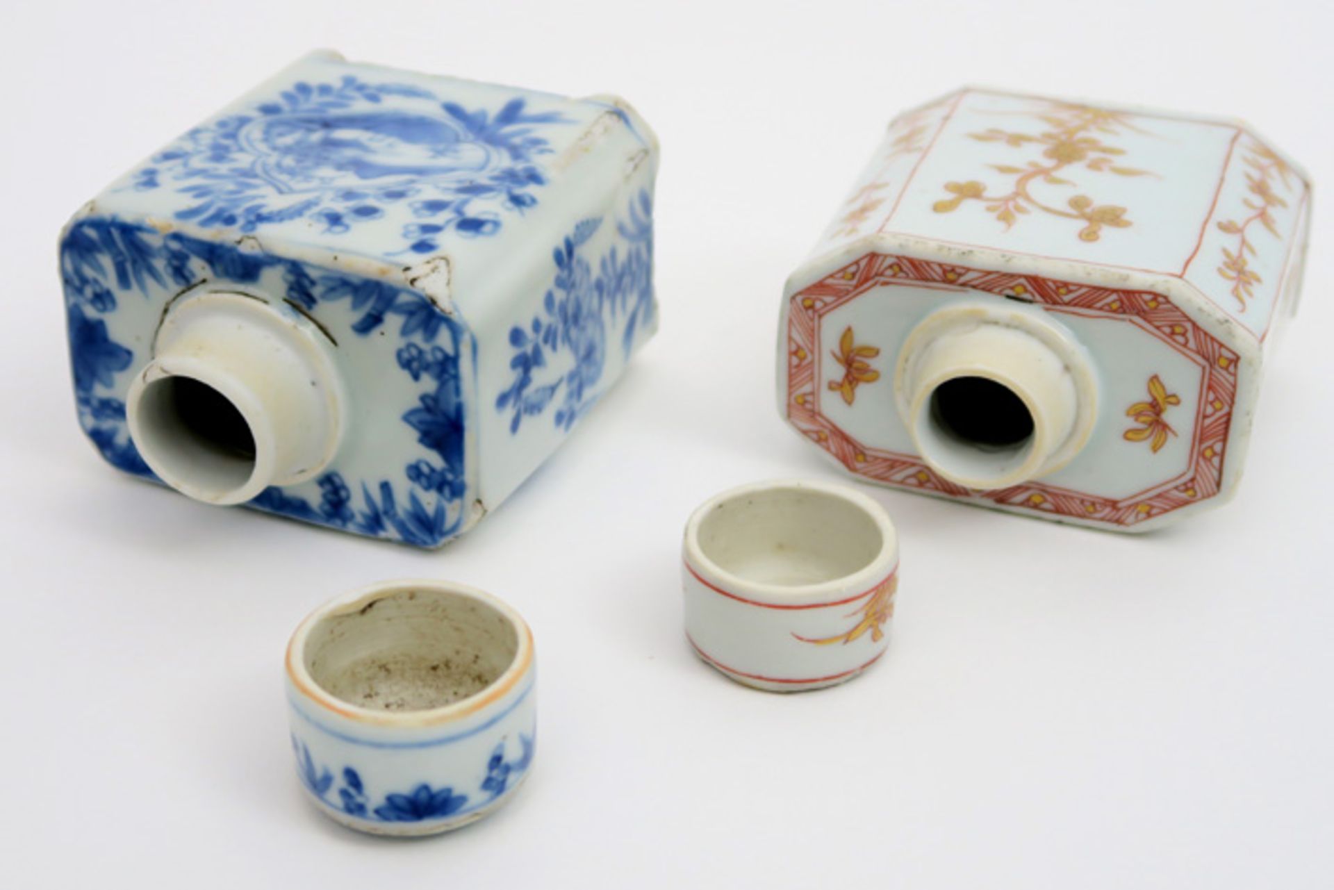 two 18th Cent. Chinese teacaddys in porcelain with flower decor , one in blue-white and one in - Image 5 of 5