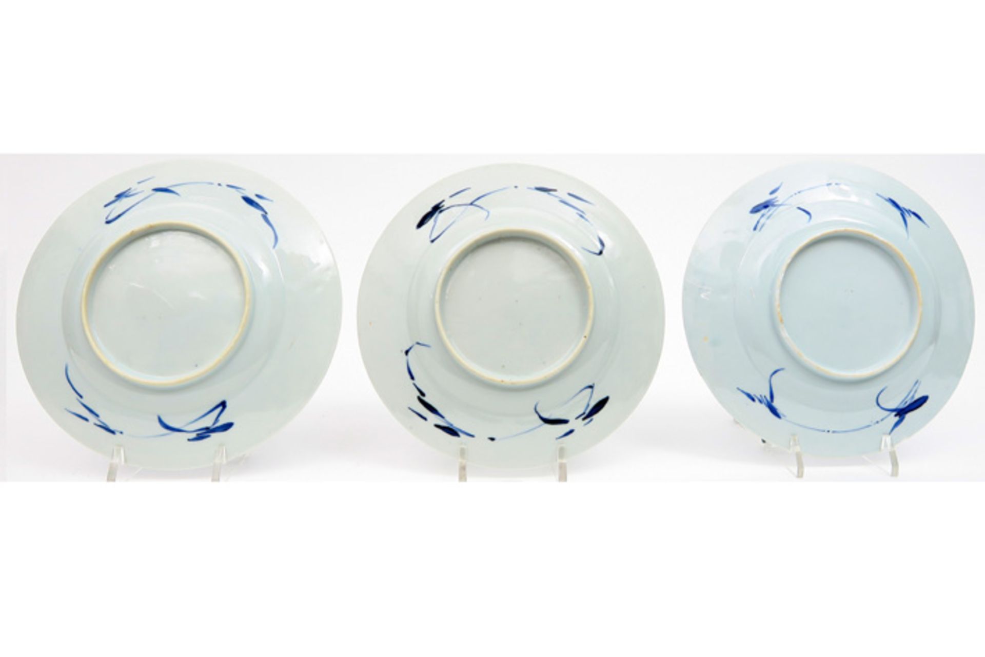 series of three 18th Cent. Chinese plates in porcelain with blue-white garden decor Reeks van drie - Image 2 of 2