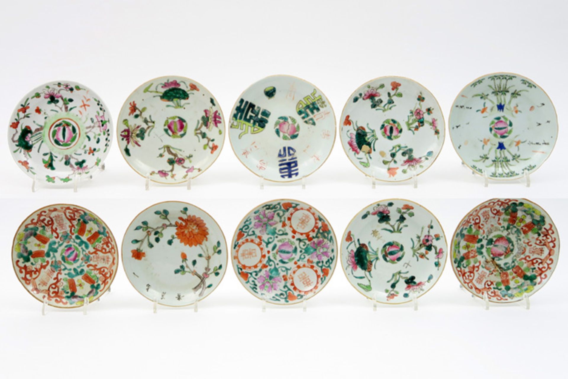 ten small Chinese plates in porcelain with a polychrome decor Lot van tien Chinese bordjes in