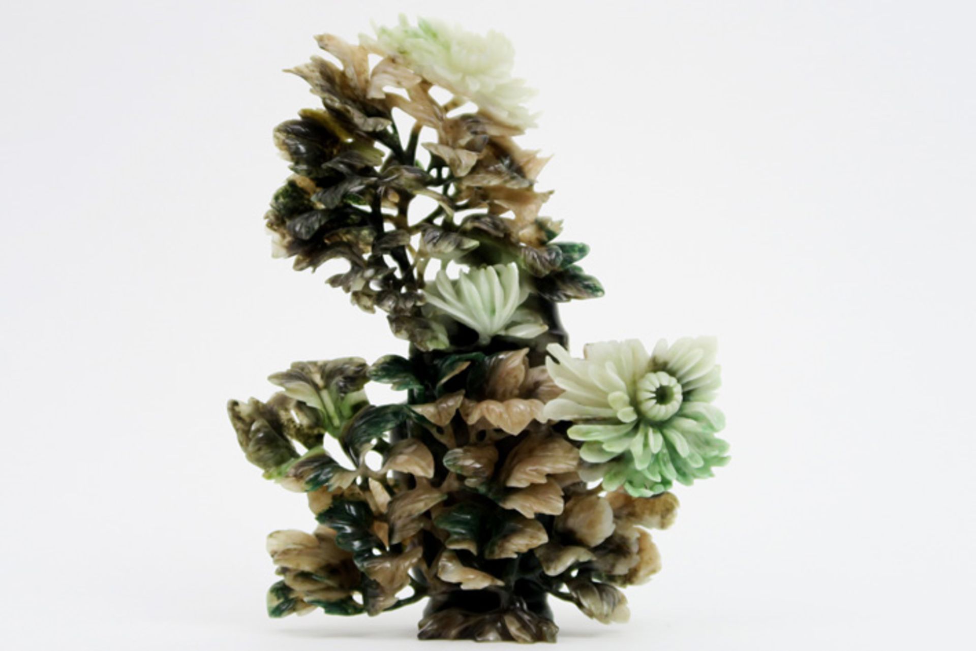 Chinese lidded vase in jade Chinese gedekselde vaas in jade met gesculpteerde florale