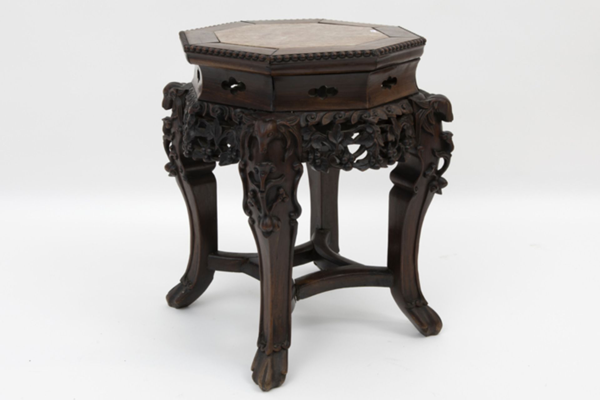 antique Chinese pedestal in carved wood with marble top Antieke Chinese piedestalle/bijzettafel in