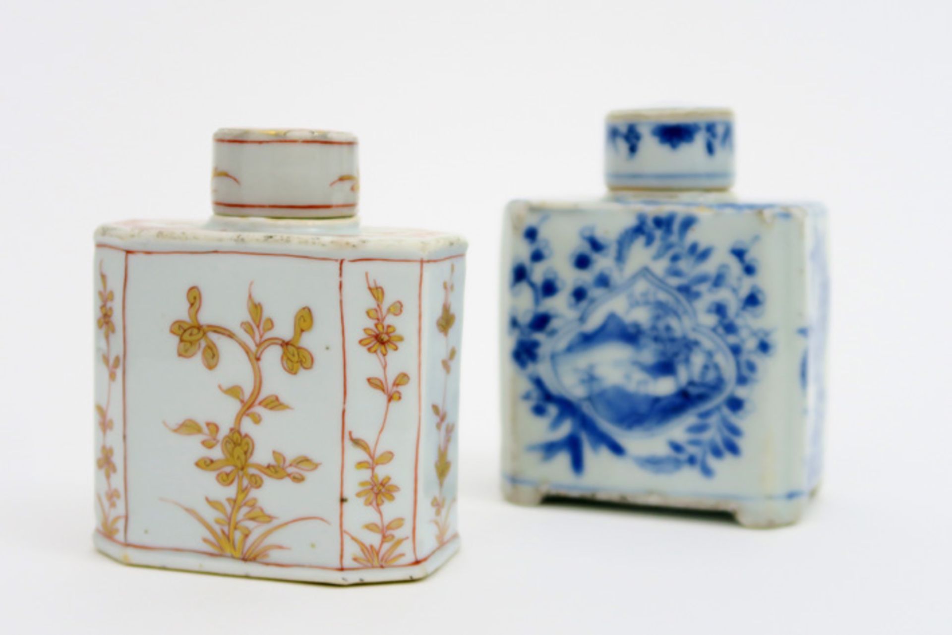 two 18th Cent. Chinese teacaddys in porcelain with flower decor , one in blue-white and one in - Image 2 of 5
