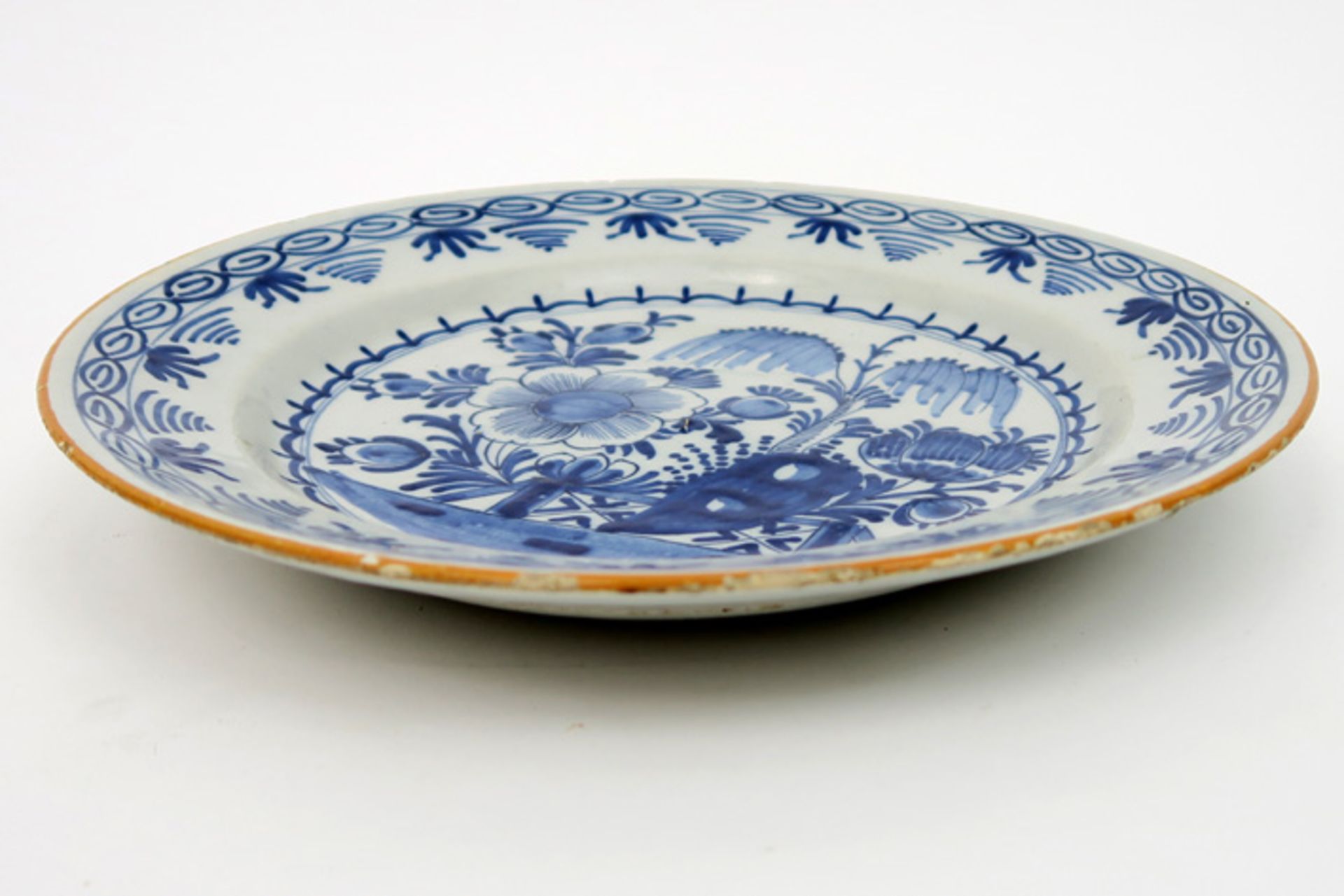 quite big 18th Cent. dish in ceramic from Delft with a blue-white peacock in garden decor Achttiende - Bild 2 aus 3