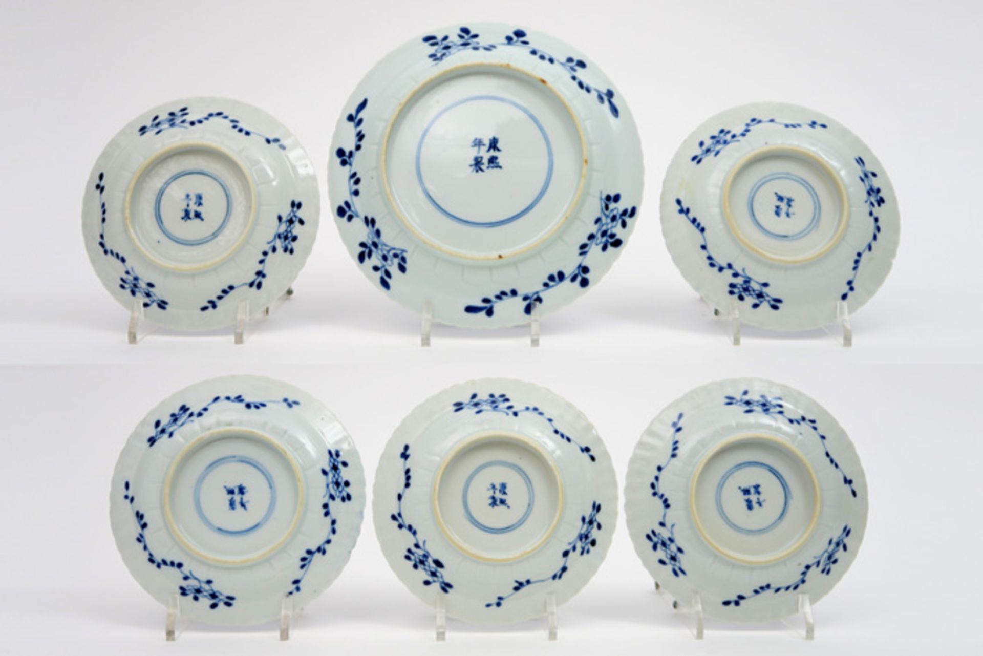 series of five smaller and one bigger 18th Cent. Chinese plates in porcelain with blue-white decor - Bild 2 aus 2