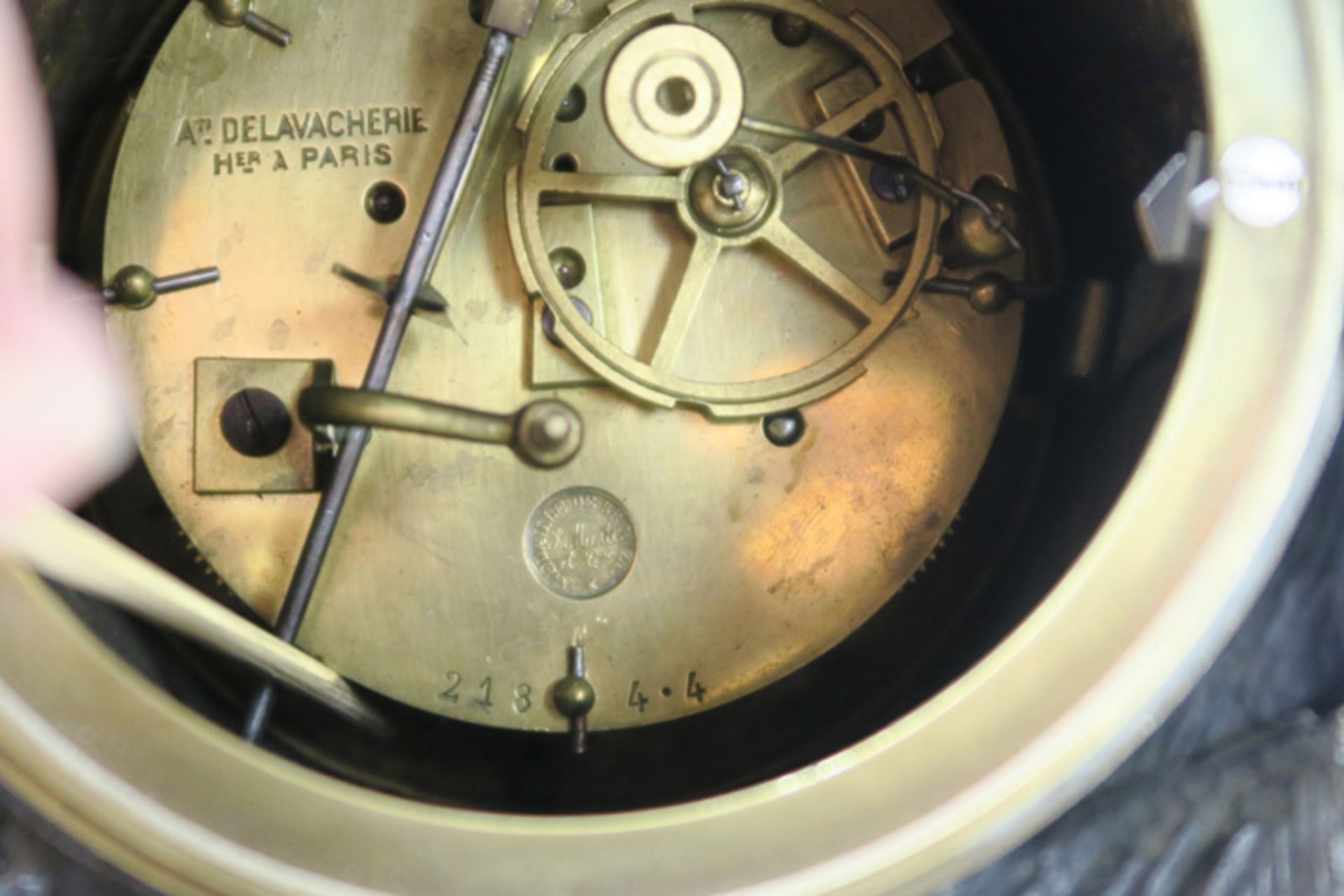 19th Cent. French clock in black marble and bronze & with a "S. Marti" signed work Negentiende - Image 4 of 4