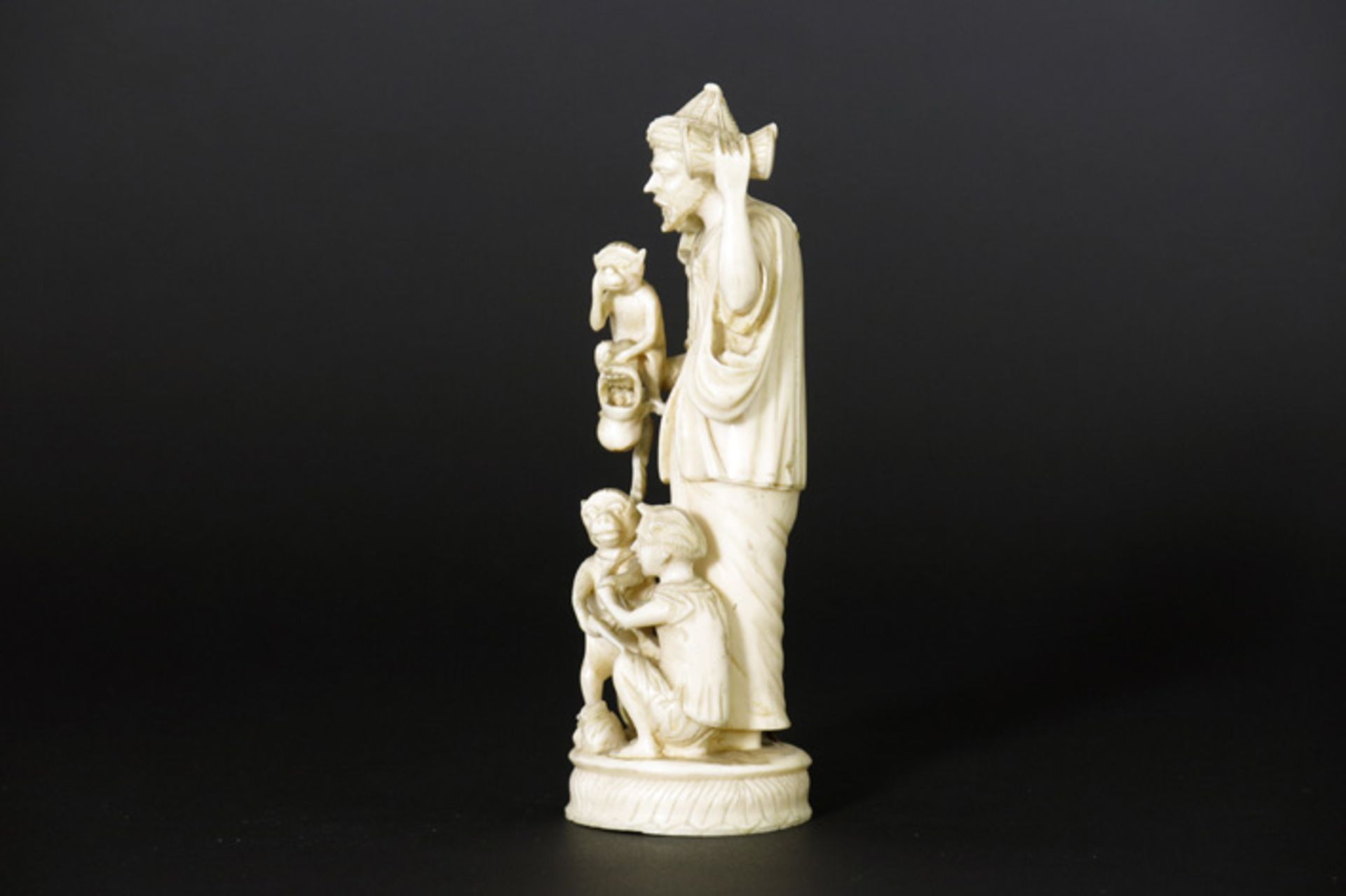 antique "Man with child and apes" sculpture in ivory Antieke sculptuur in ivoor : "Man met kind en - Image 2 of 4