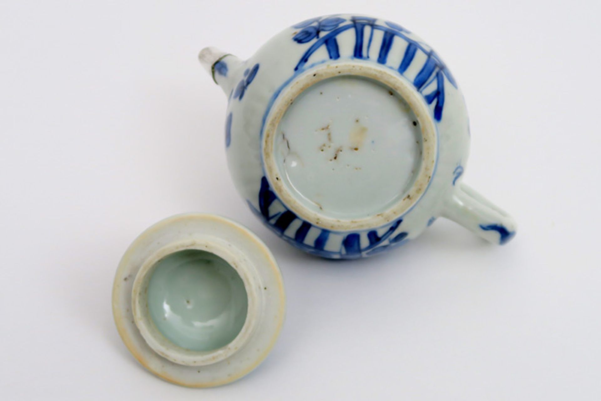18th Cent. Kang Xi tea pot in porcelain with blue-white flower and butterfly decor and with silver - Bild 4 aus 4