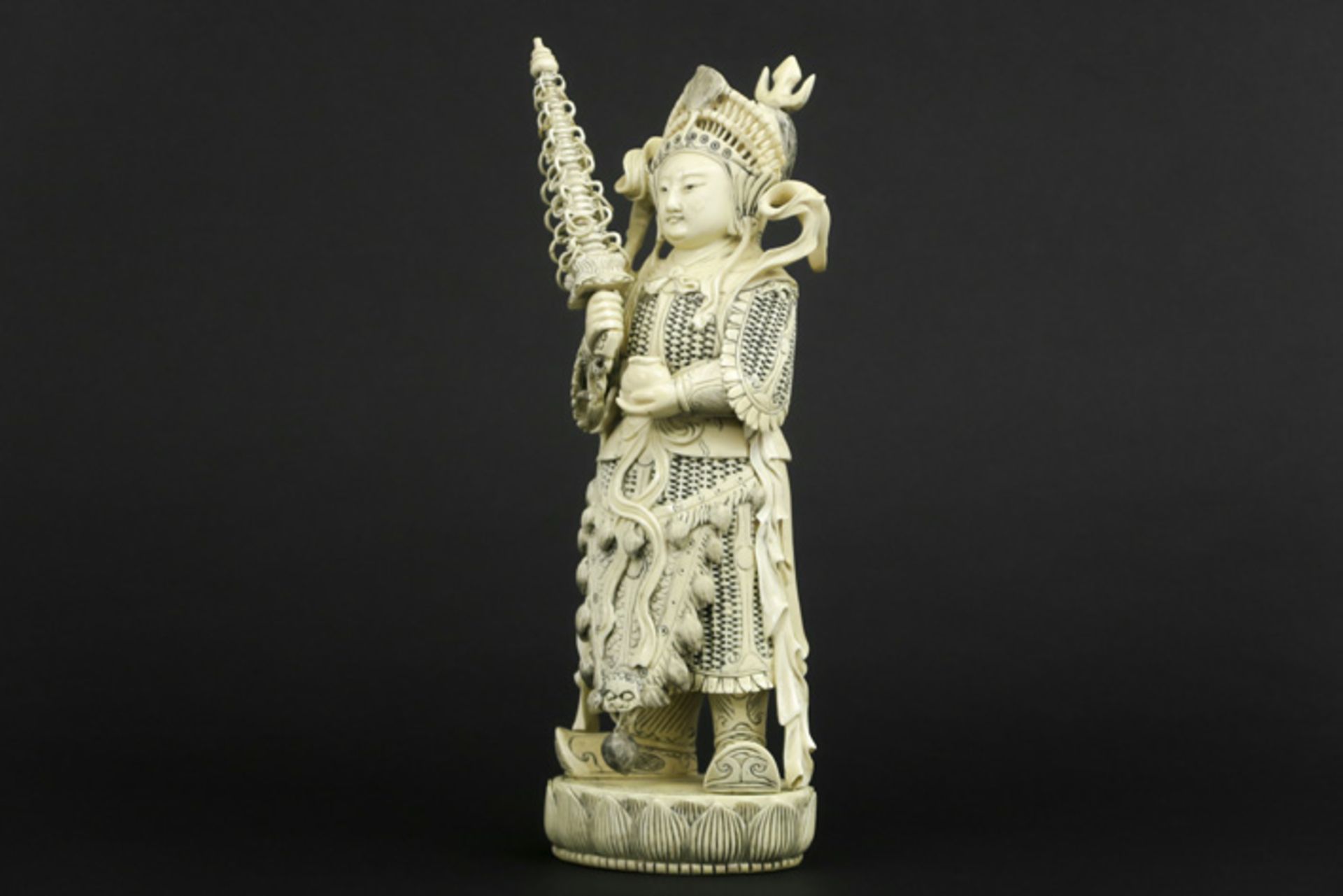 old Chinese "warrior" sculpture in ivory Oude Chinese sculptuur in ivoor : "Krijger in vol ornaat - Image 4 of 5