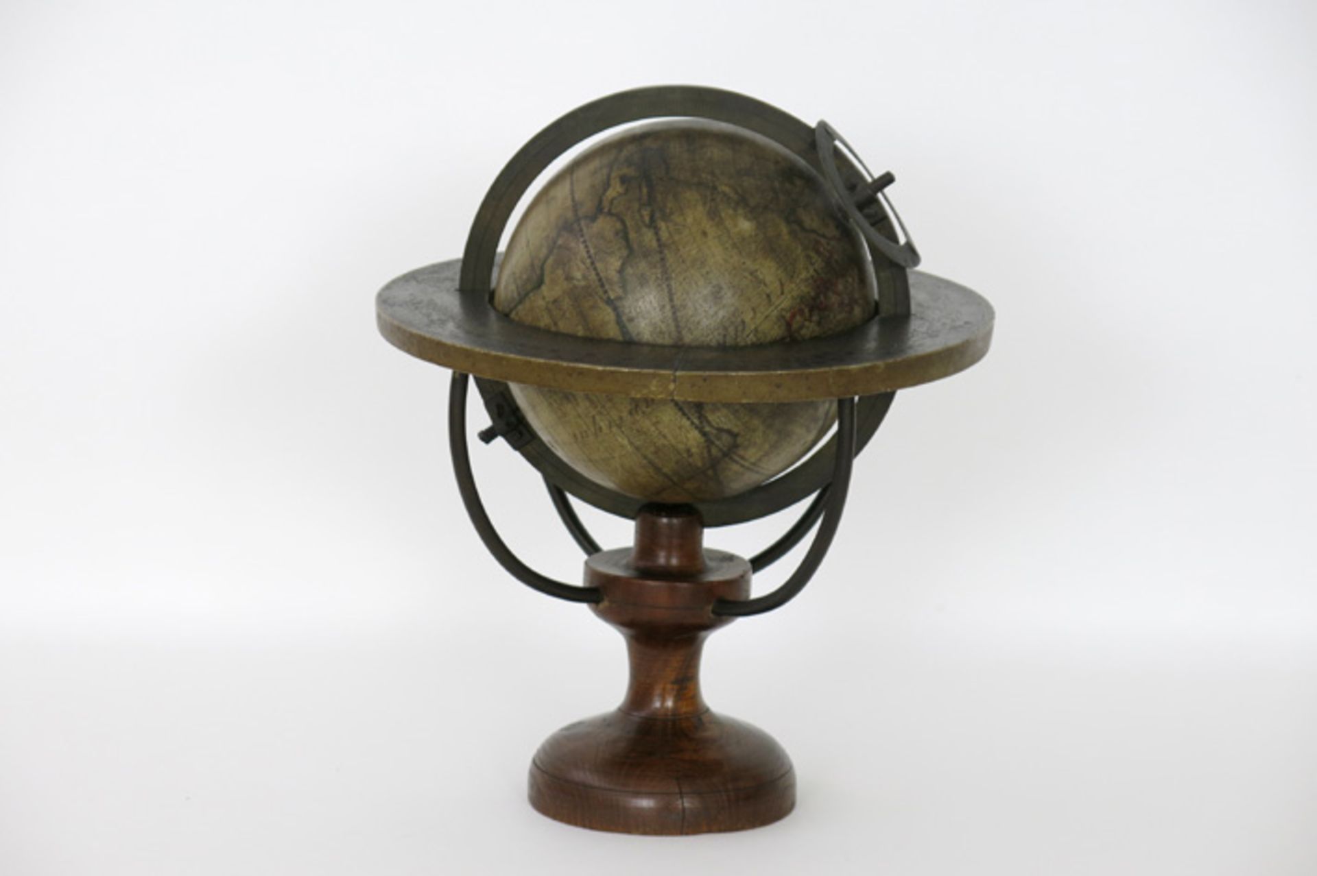 antique earth globe with brass ring and meridian on/in a wooden stand Antieke wereldbol met - Bild 2 aus 4