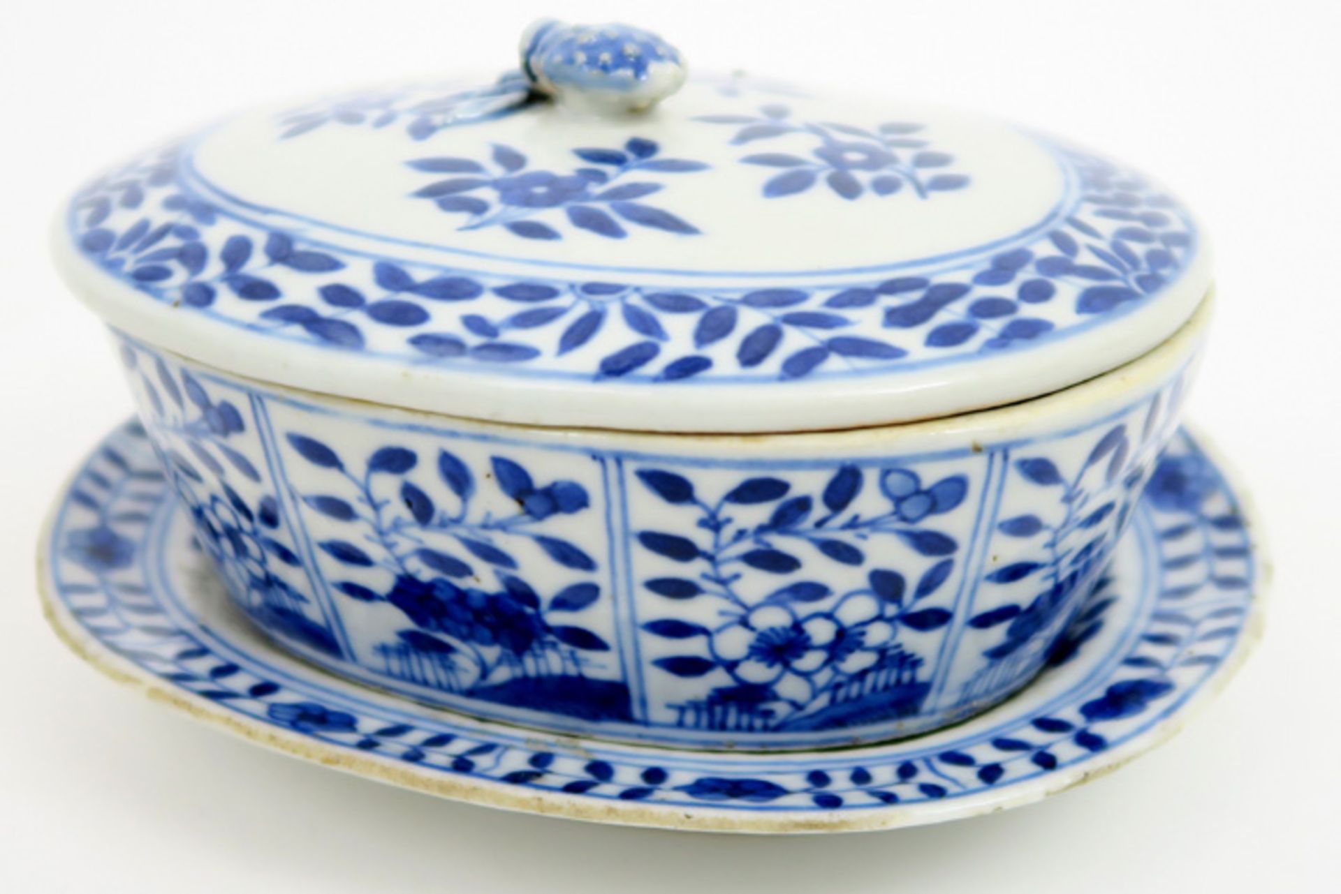 small 18th Cent. Chinese tureen with its lid and dish in porcelain with a blue-white flower decor