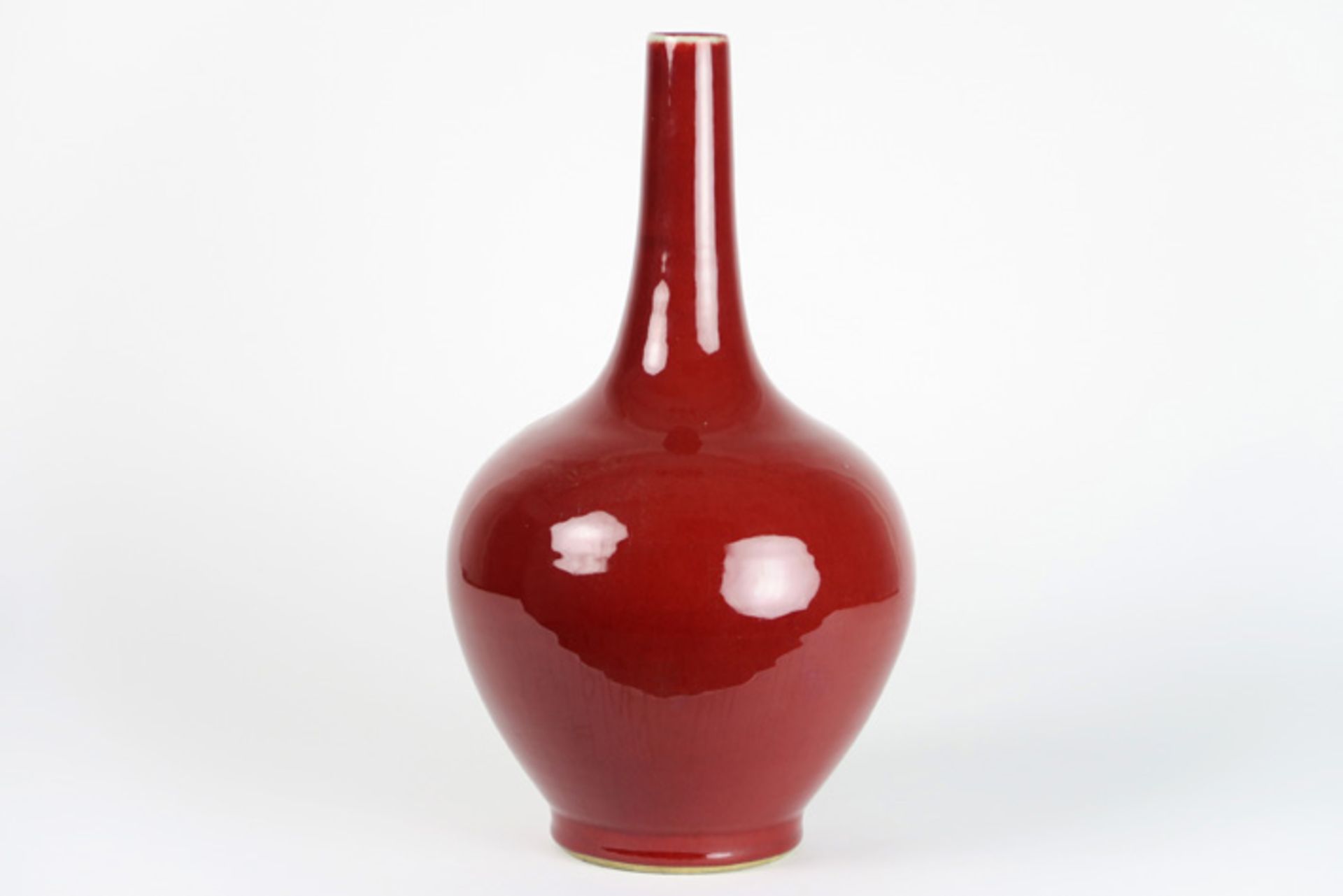 Chinese "ox blood" vase in marked porcelain Chinese buikvaas in gemerkt zgn "sang de boeuf" -