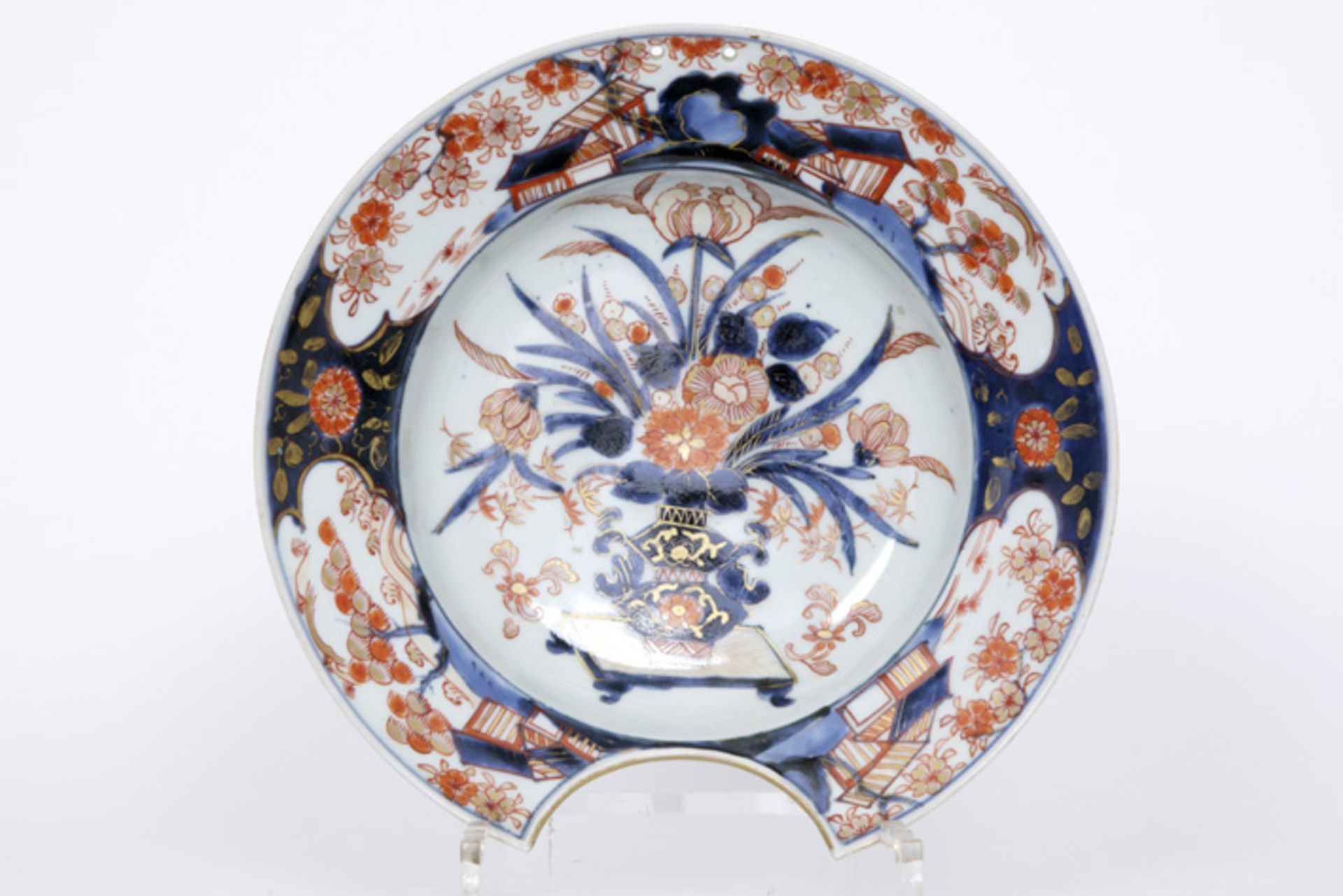 early 18th Cent. Japanese shaving bowl in porcelain with Imari-decor Vroeg achttiendeeuwse Japanse