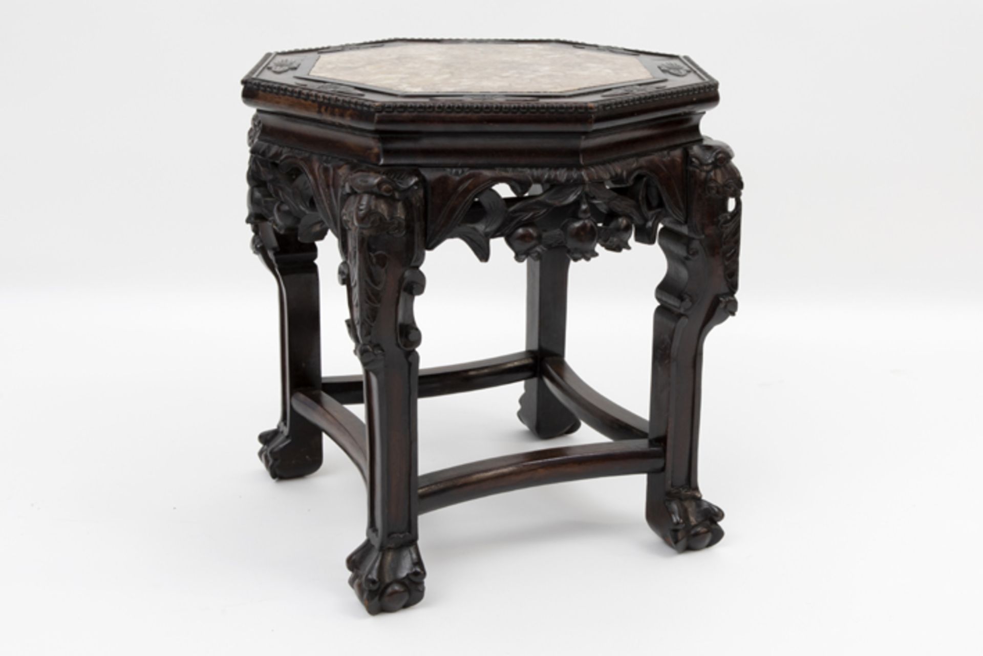 antique Chinese pedestal in carved wood with marble top Antieke Chinese piedestalle/bijzettafel in