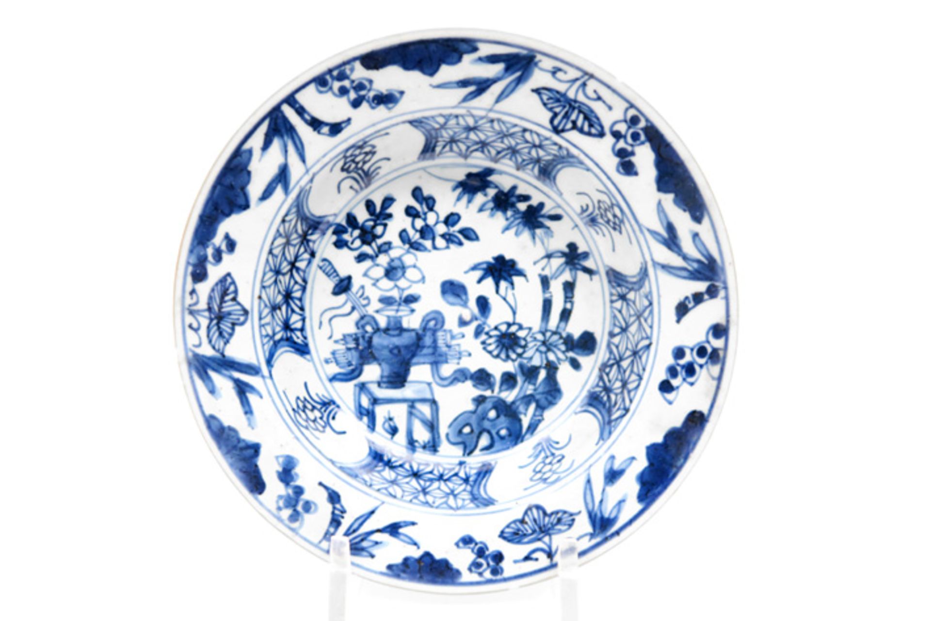 two 17th/18th Cent. Chinese Kang Hsi dishes in porcelain with blue-white decor Twee zeventiende/