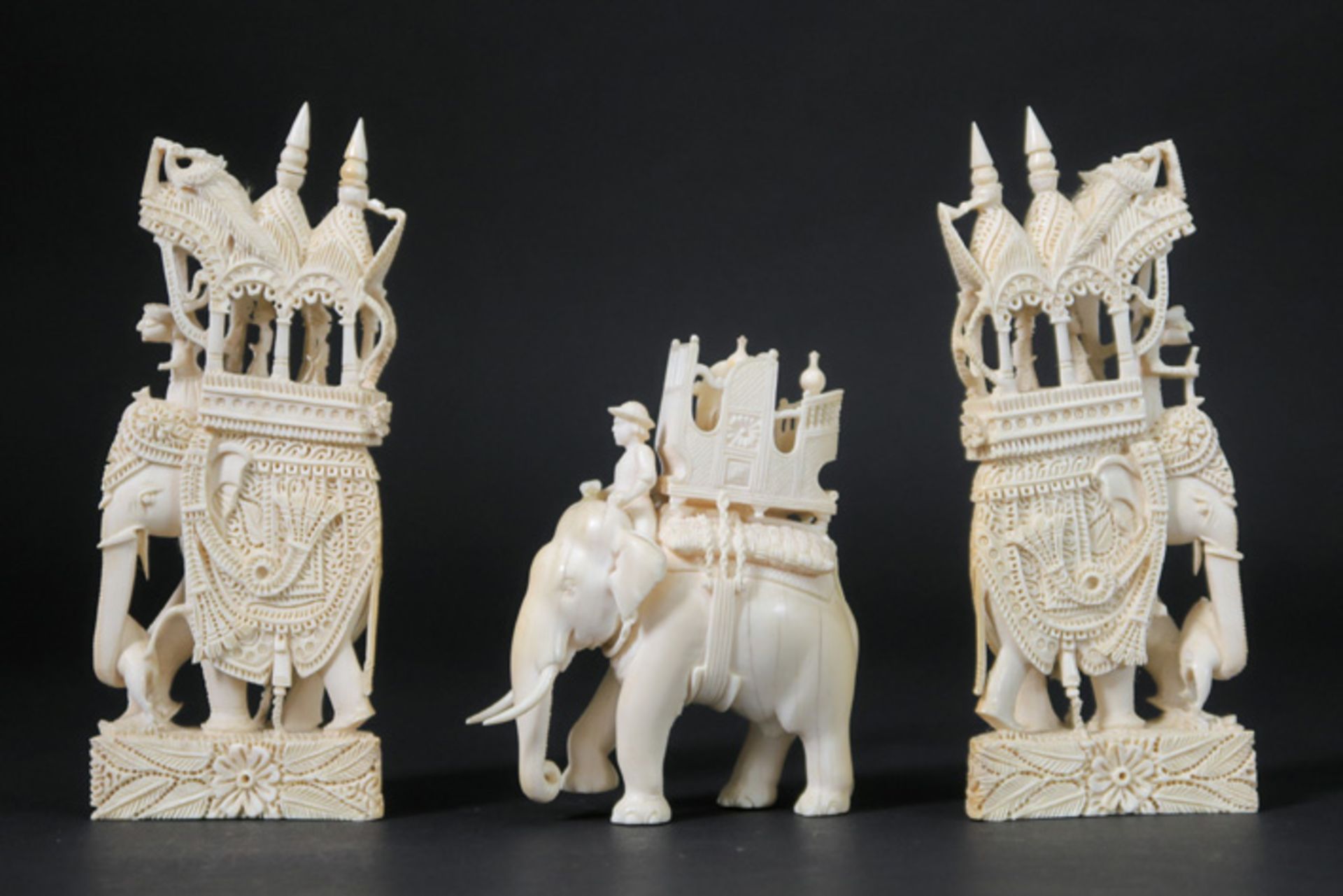 three small Indian ivory elephant sculptures Lot van drie 'antieke' Indische ivoren sculptuurtjes - Bild 2 aus 2