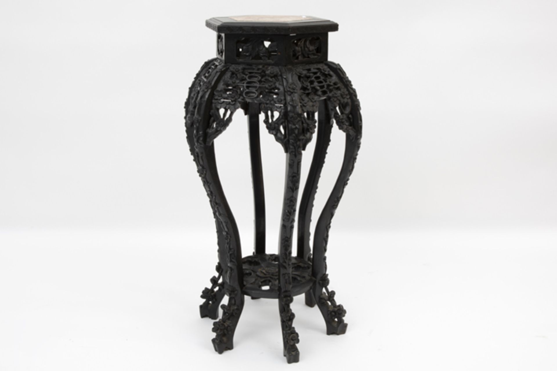 antique Chinese pedestal in carved wood with marble top Antieke Chinese piedestalle/bijzettafel in