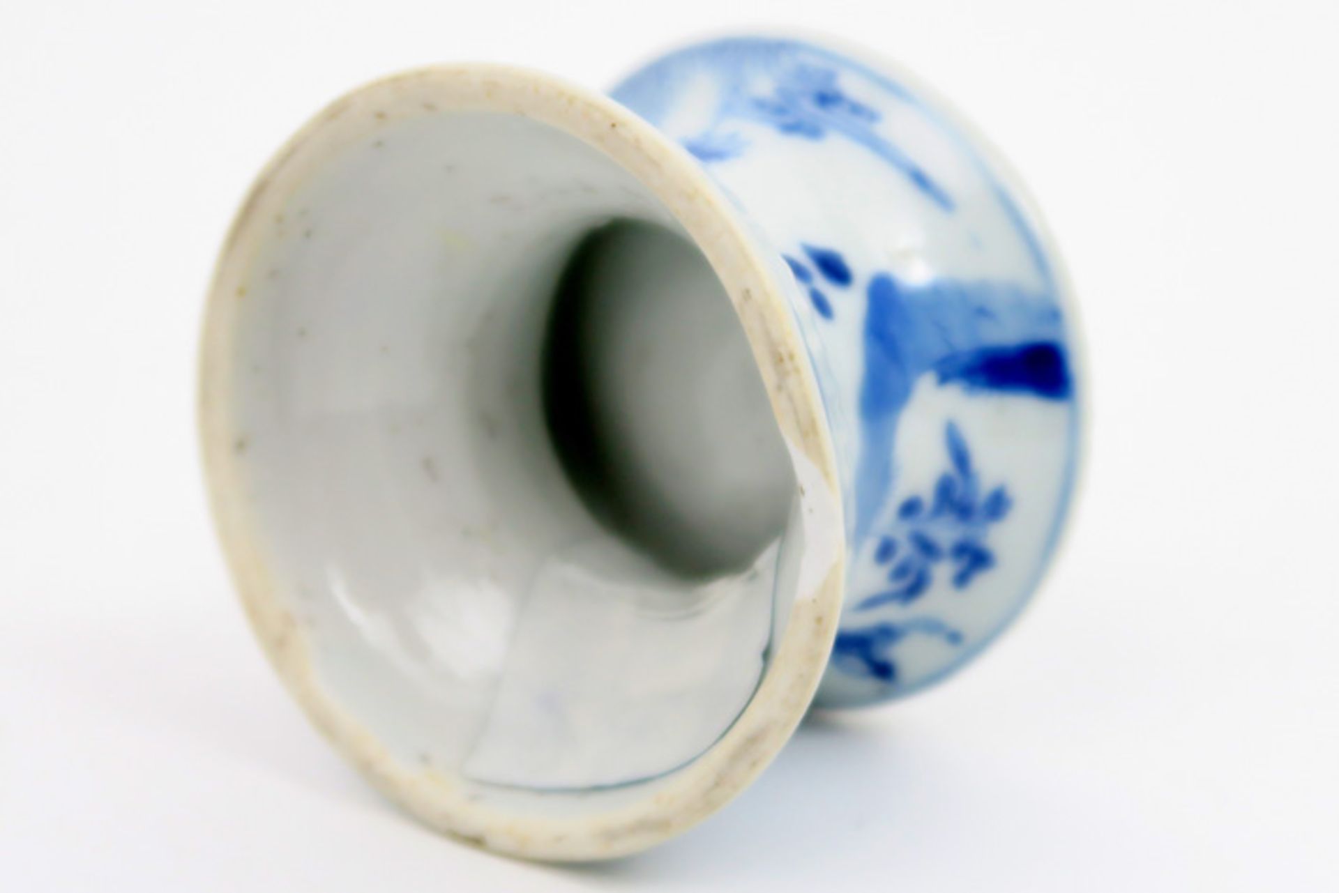 18th Cent. Chinese salt cellar in porcelain with blue-white decor with figures in a landscape - Image 3 of 5