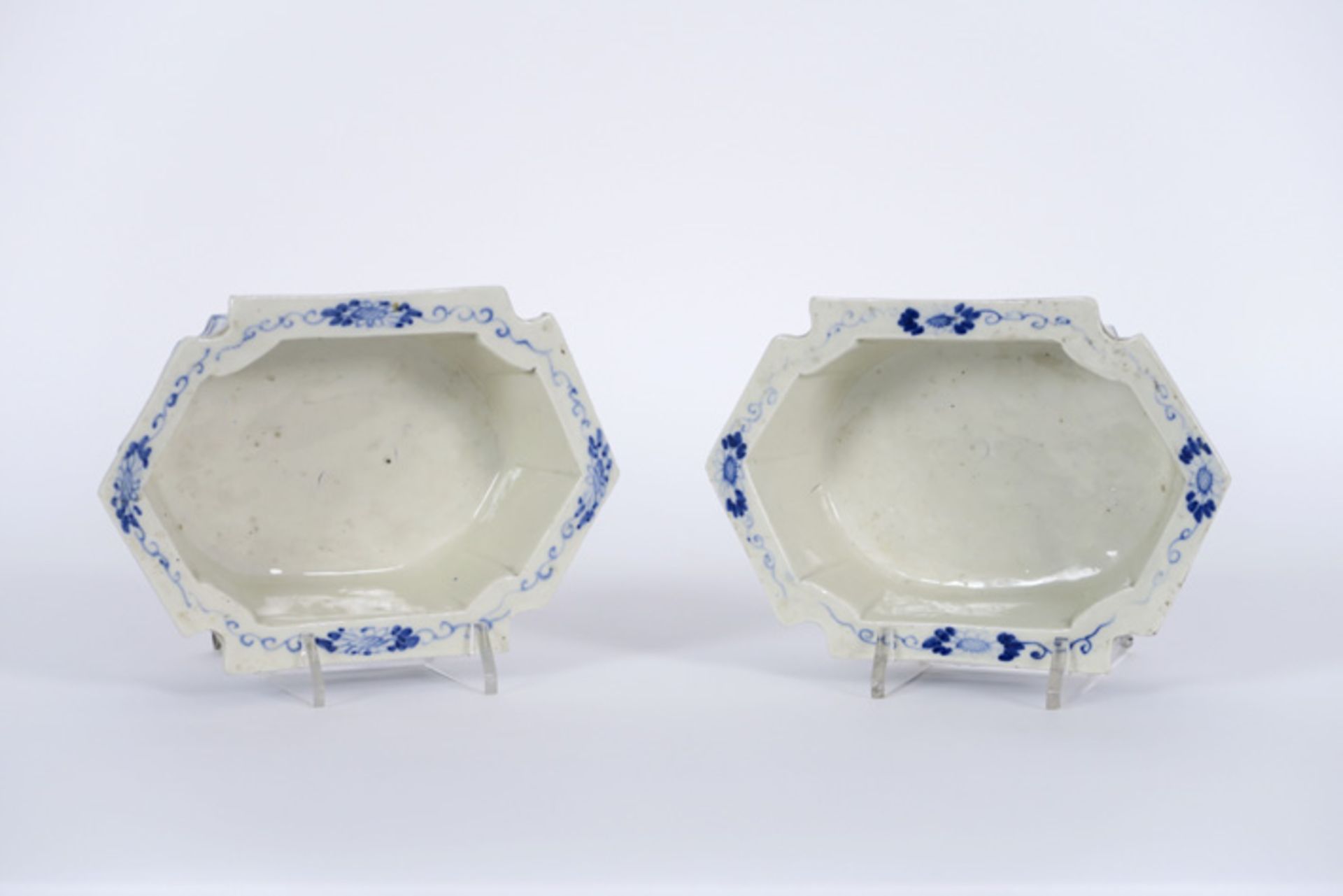 pair of hexagonal Chinese jardiniers in porcelain with blue-white decor Paar hexagonale Chinese - Image 4 of 5