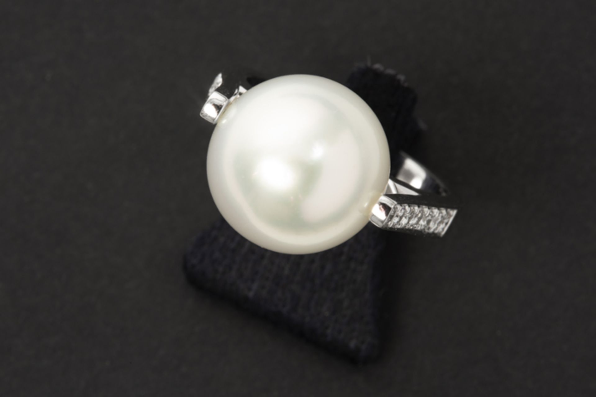 big South Sea pearl ring set in a modern ring in white gold (18 carat) with 0,30 carat of very