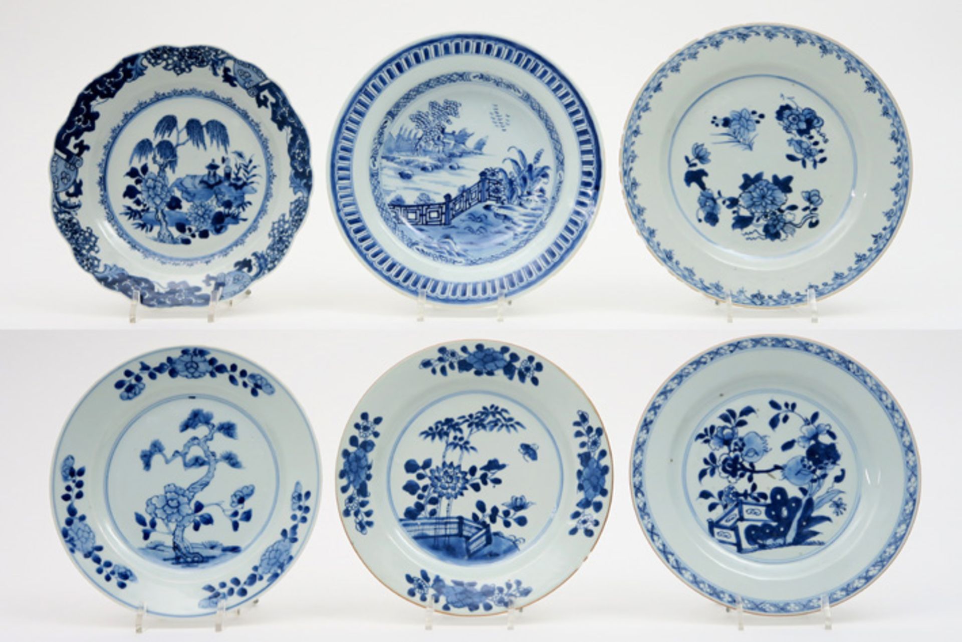 six 18th Cent. Chinese plates in porcelain with blue-white decor Lot van zes 18°eeuwse Chinese