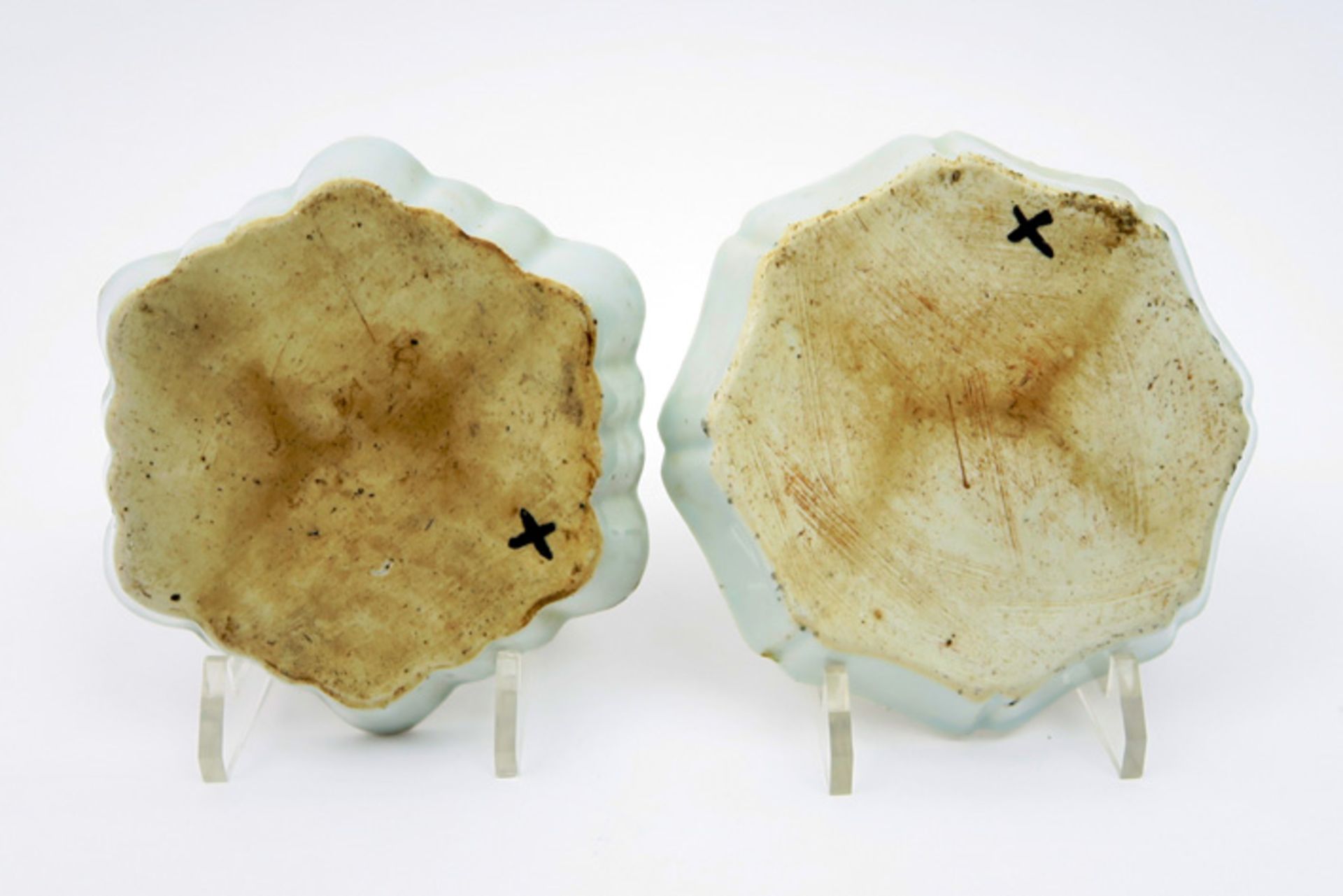 two hexagonal 18th Cent. Chinese "patti" dishes in porcelain Lot van twee zeshoekige achttiende - Bild 2 aus 2