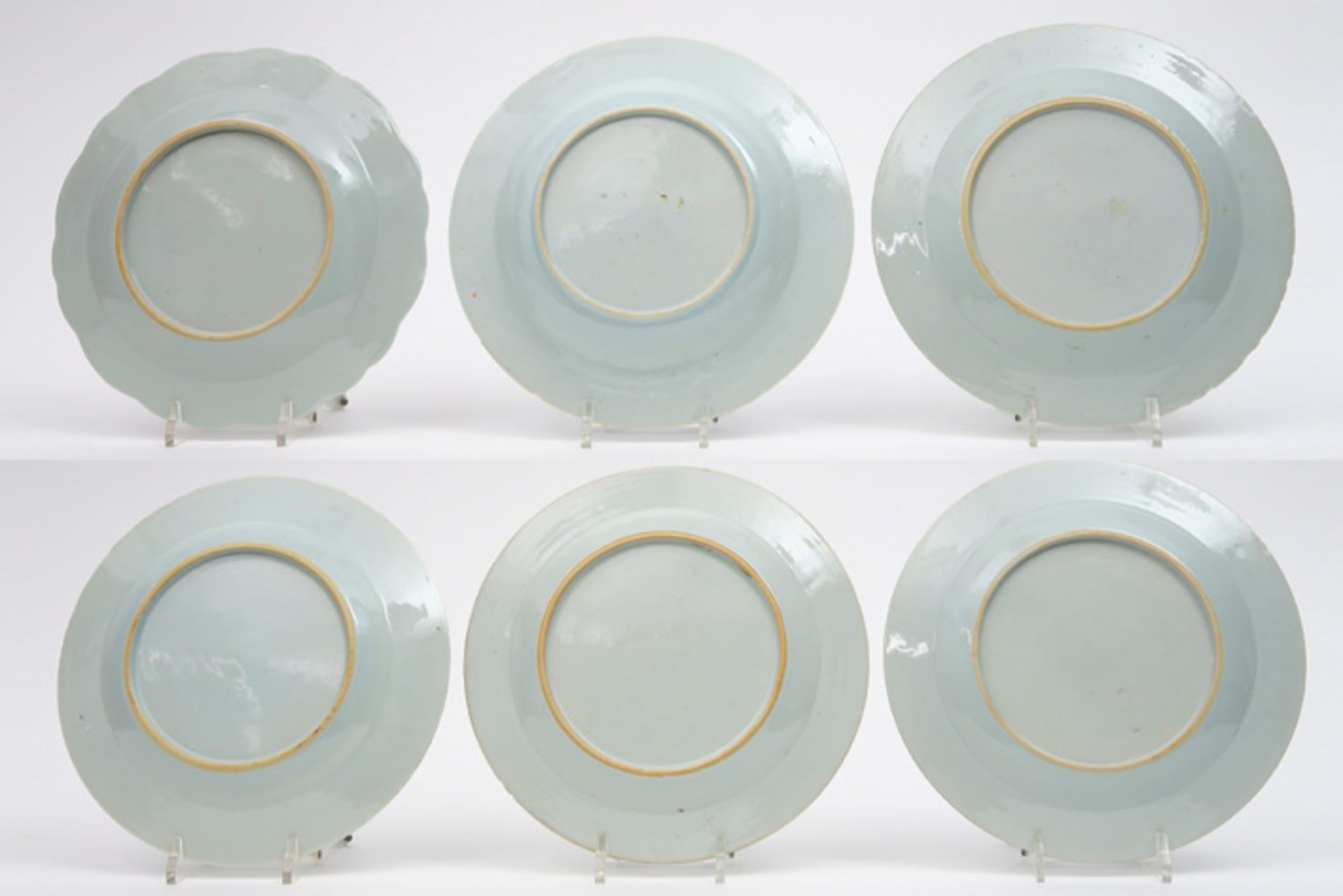 six 18th Cent. Chinese plates in porcelain with blue-white decor Lot van zes 18°eeuwse Chinese - Image 2 of 2