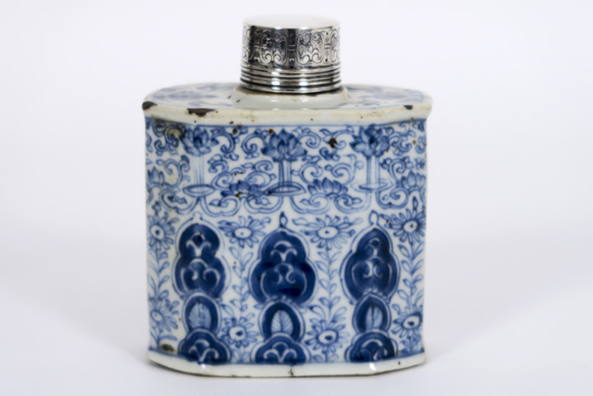 17th/18th Cent. Chinese teacaddy in porcelain with blue-white flower decor and mounting in silver