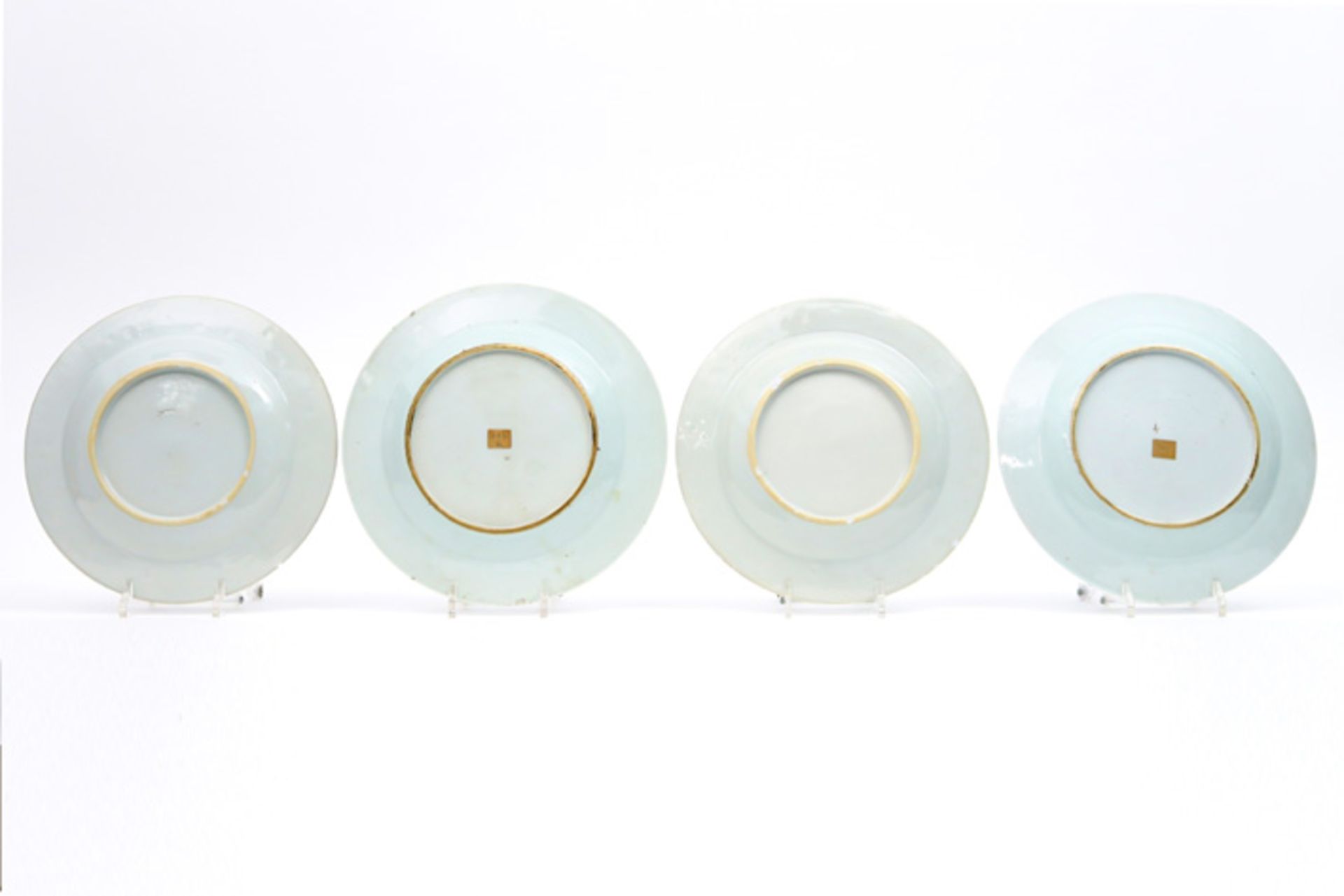 two pairs of 18th Cent. Chinese plates in porcelain with blue-white garden decor Lot (4) van twee - Image 2 of 2