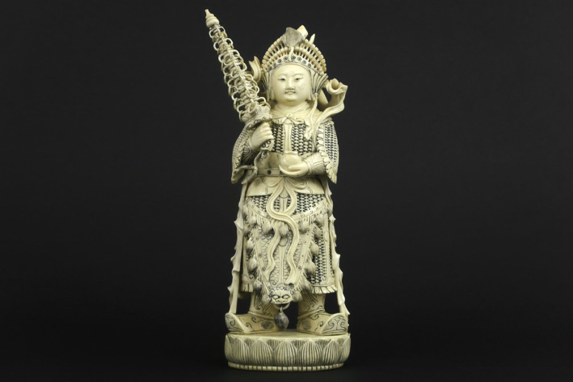 old Chinese "warrior" sculpture in ivory Oude Chinese sculptuur in ivoor : "Krijger in vol ornaat