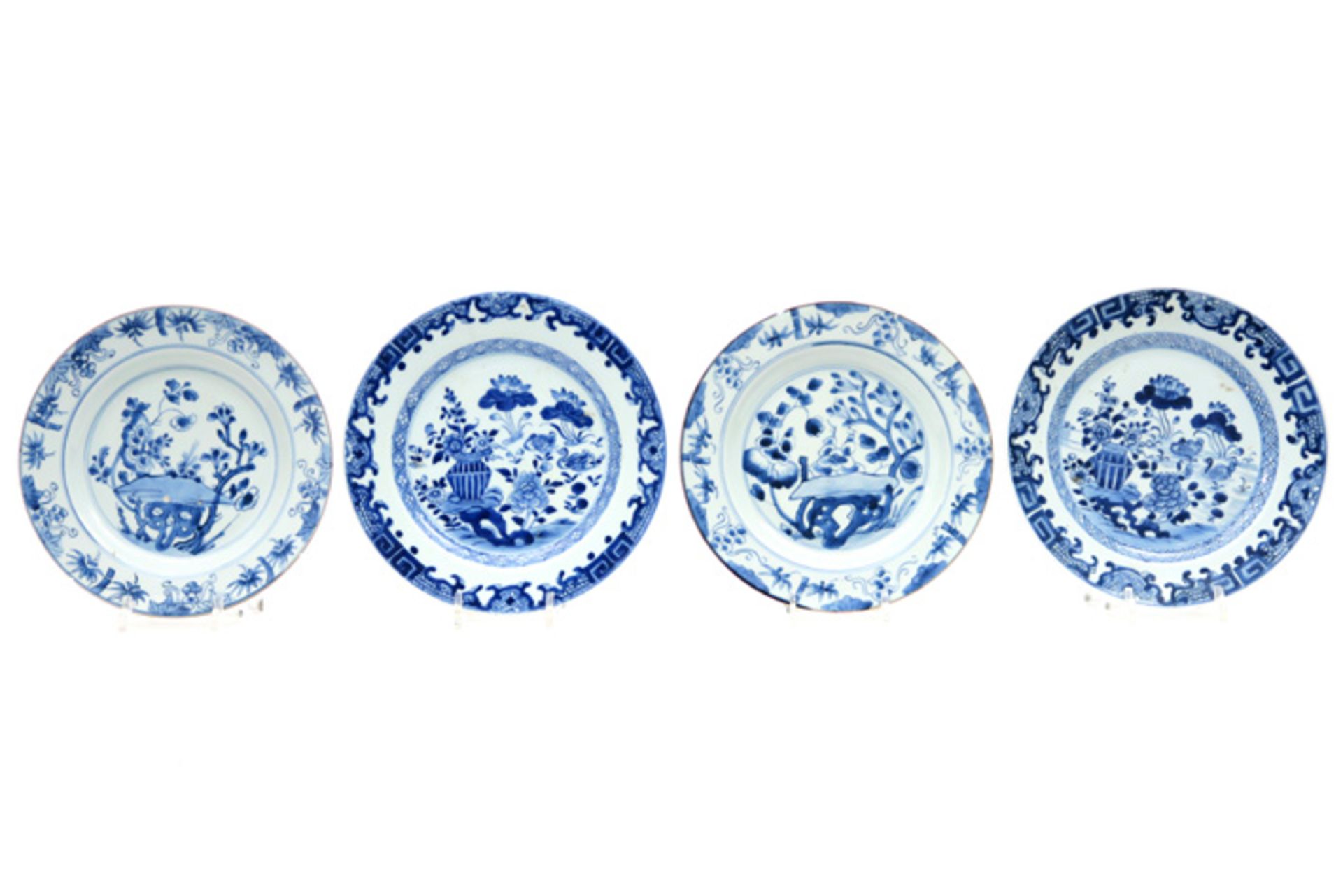 two pairs of 18th Cent. Chinese plates in porcelain with blue-white garden decor Lot (4) van twee