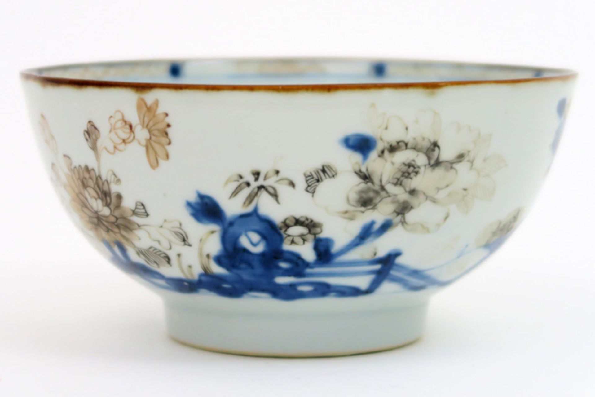 18th Cent. Chinese bowl from the shipwreck "The Nanking" in porcelain with blue-white decor with ink - Image 3 of 5