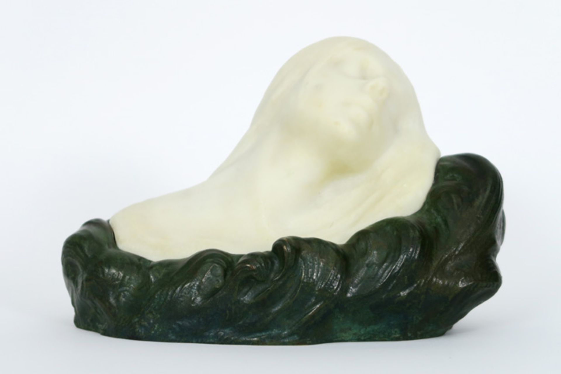 Art Nouveau "Ladies' bust" sculpture in marble and bronze Art Nouveau-sculptuur in Carrara-marmer op