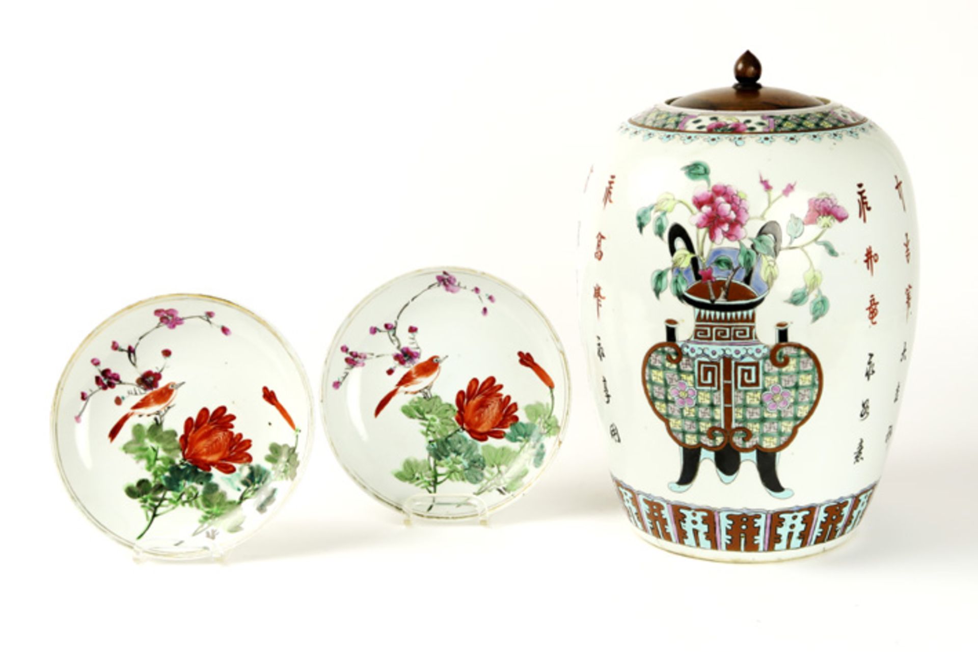 3 Chinese porcelain items : a pair of marked plates and a vase Lot Chinees porselein met een paar