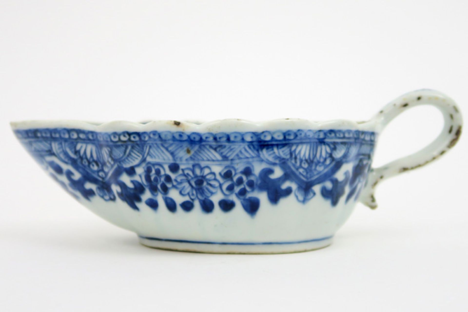 18th Cent. Chinese sauce boat in porcelain with a blue-white flower and landscape decor Achttiende - Image 3 of 4